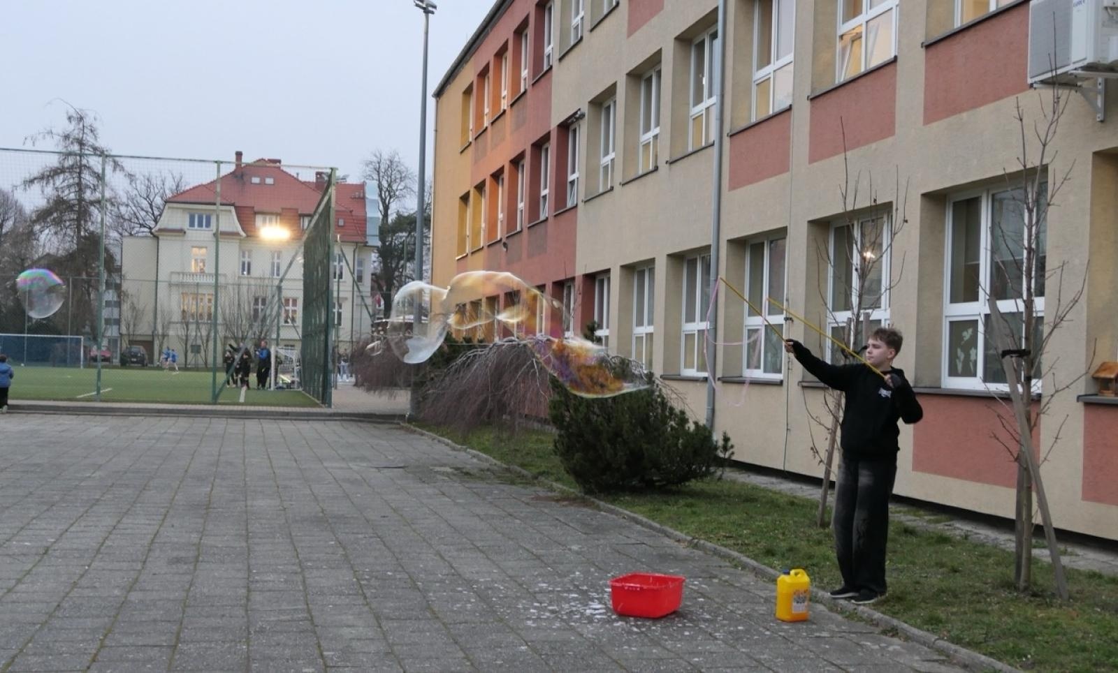 Zdjęcie w galerii na portalu naszraciborz.pl: Ale kosmos! – szkoła zamieniła się w galaktykę atrakcji podczas Dnia Otwartego w SP4 wiadomości z regionu