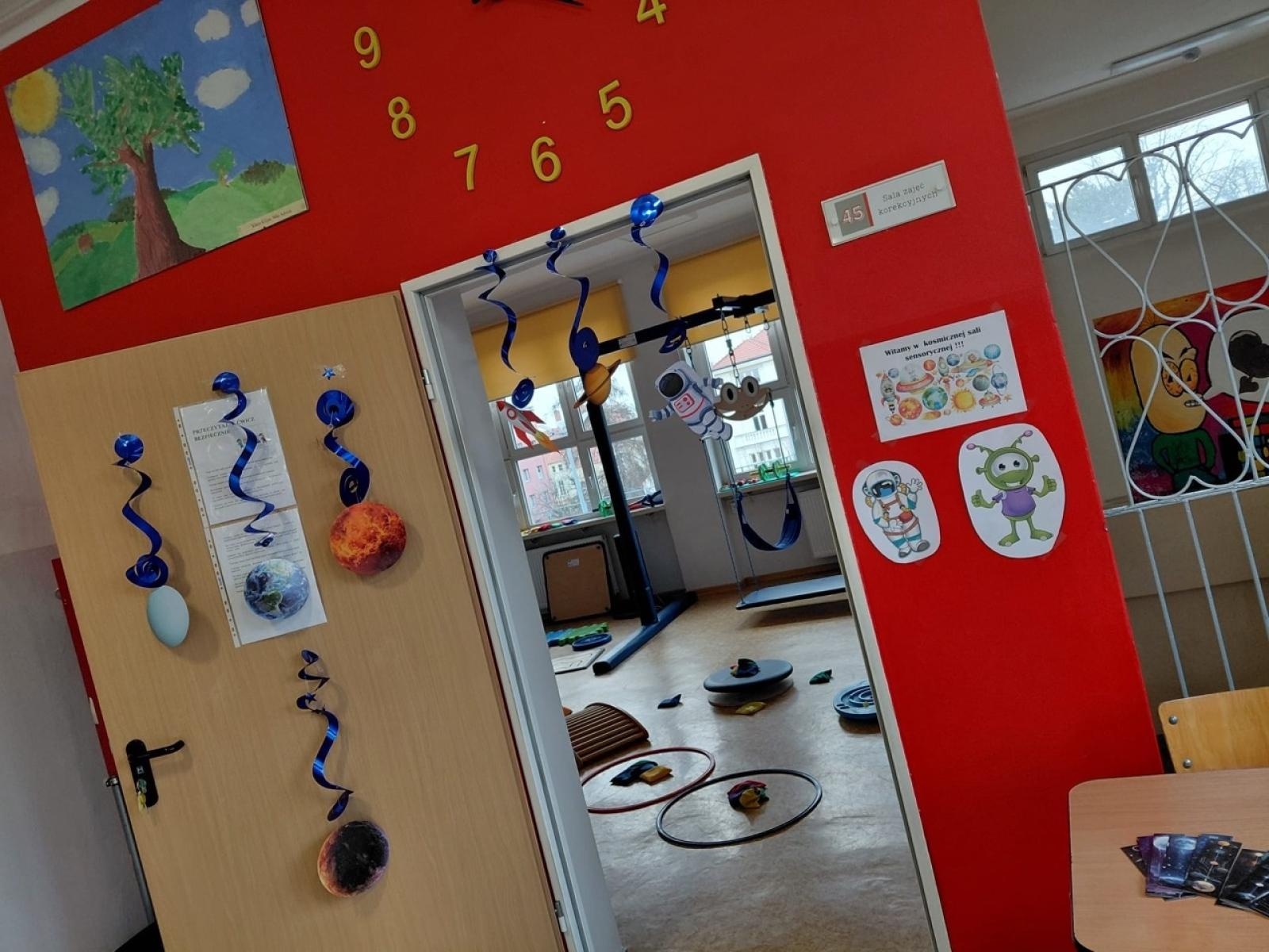 Zdjęcie w galerii na portalu naszraciborz.pl: Ale kosmos! – szkoła zamieniła się w galaktykę atrakcji podczas Dnia Otwartego w SP4 wiadomości z regionu