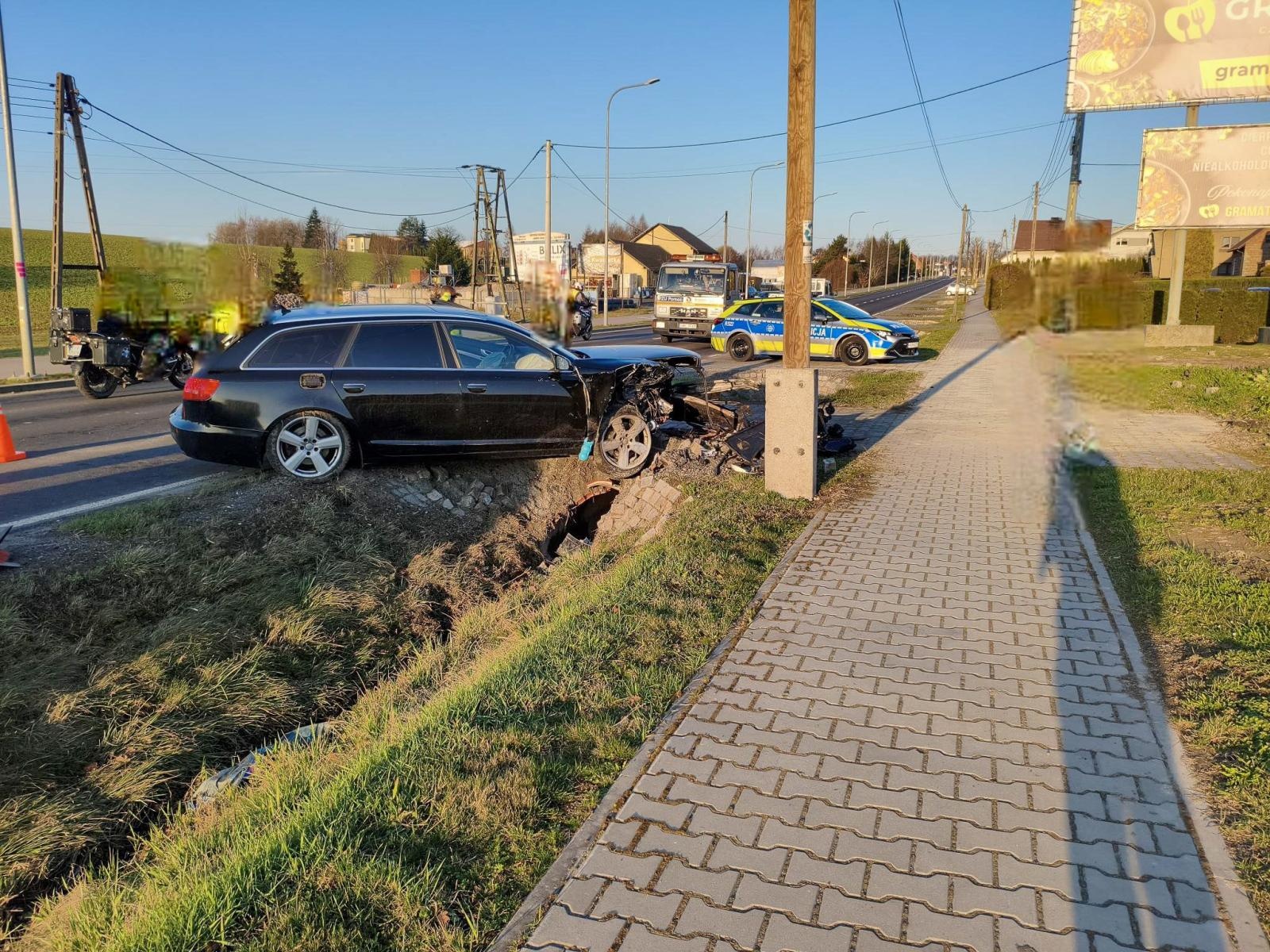 Zdjęcie w galerii na portalu naszraciborz.pl: DW 935 Racibórz-Rybnik: Zjechał z drogi i uderzył w słup. Kierowca bez uprawnień odpowie przed sądem wiadomości z regionu