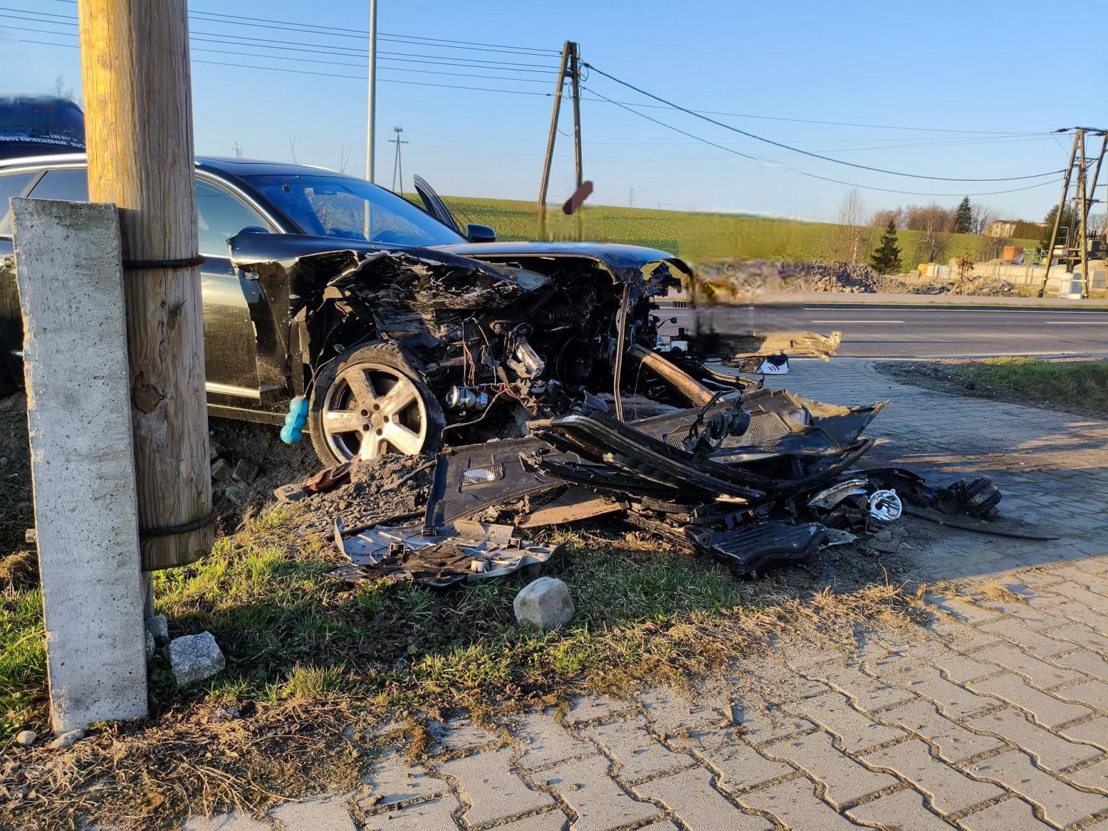 Zdjęcie w galerii na portalu naszraciborz.pl: DW 935 Racibórz-Rybnik: Zjechał z drogi i uderzył w słup. Kierowca bez uprawnień odpowie przed sądem wiadomości z regionu