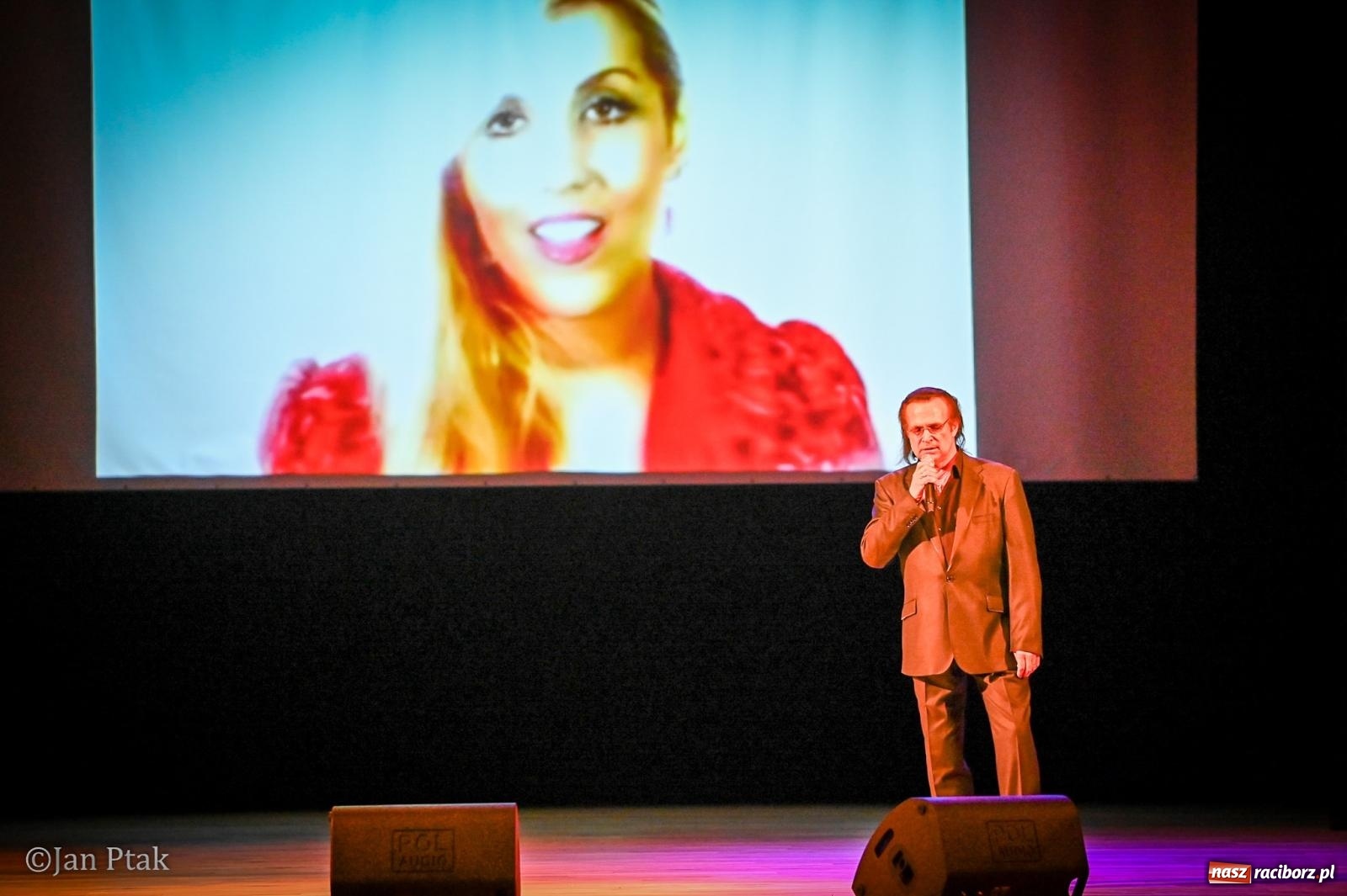 Zdjęcie w galerii na portalu naszraciborz.pl: Koncert Marka Torzewskiego w Raciborskim Centrum Kultury – wieczór pełen emocji i wspólnej zabawy wiadomości z regionu