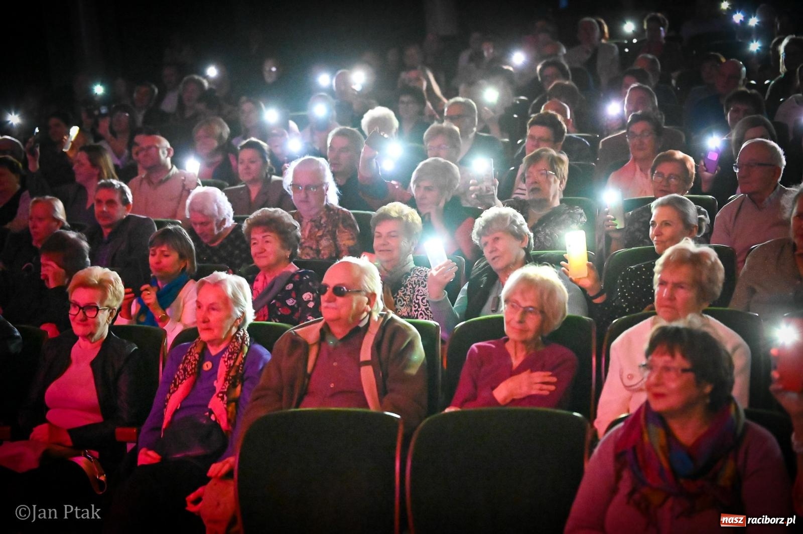Zdjęcie w galerii na portalu naszraciborz.pl: Koncert Marka Torzewskiego w Raciborskim Centrum Kultury – wieczór pełen emocji i wspólnej zabawy wiadomości z regionu