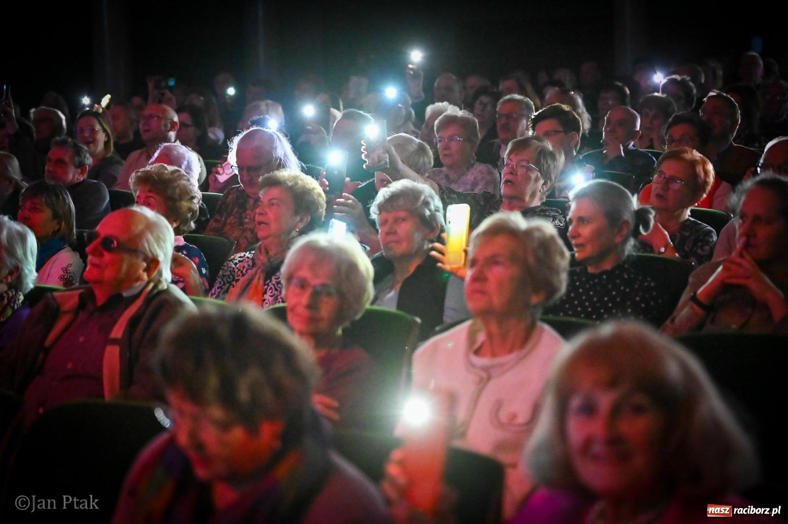 Zdjęcie w galerii na portalu naszraciborz.pl: Koncert Marka Torzewskiego w Raciborskim Centrum Kultury – wieczór pełen emocji i wspólnej zabawy wiadomości z regionu