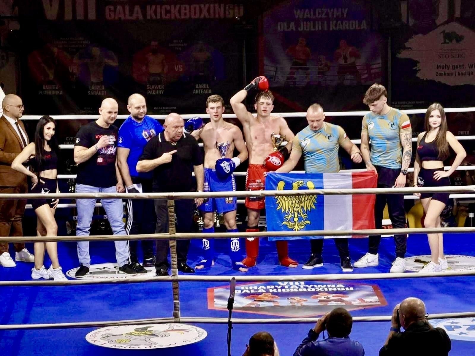 Zdjęcie w galerii na portalu naszraciborz.pl: Mocny debiut Pawła Bogacza. Zawodnik Bartula Fight Club Racibórz zwycięża na gali w Mikołowie wiadomości z regionu