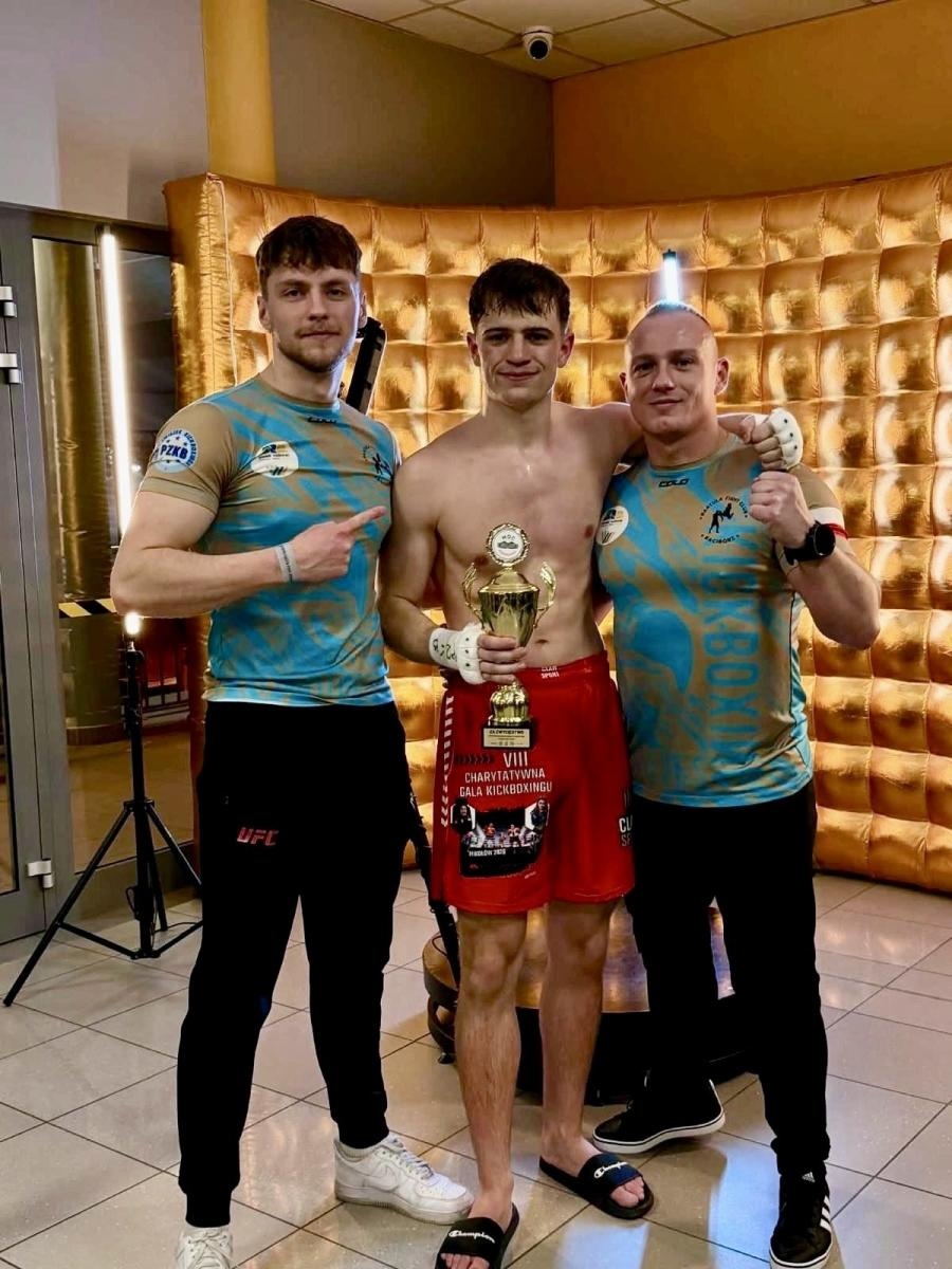Zdjęcie w galerii na portalu naszraciborz.pl: Mocny debiut Pawła Bogacza. Zawodnik Bartula Fight Club Racibórz zwycięża na gali w Mikołowie wiadomości z regionu