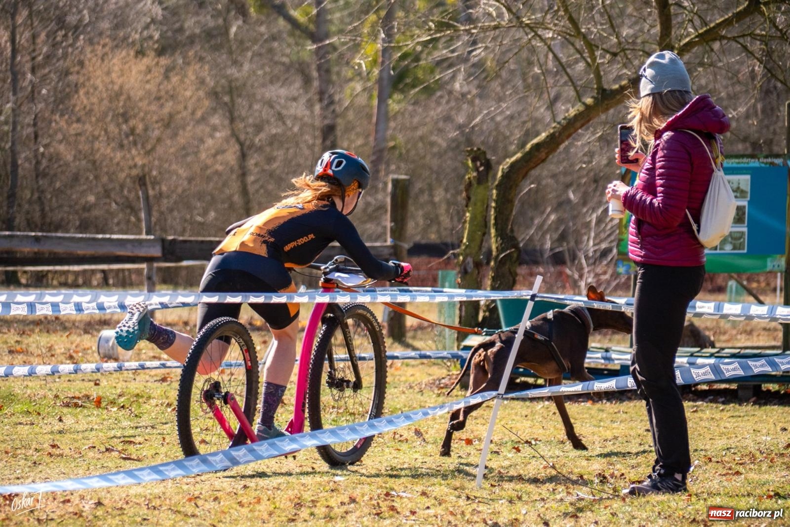 Zdjęcie w galerii na portalu naszraciborz.pl: Dog Adventure Sprint Race w Kuźni Raciborskiej. Emocjonujący pierwszy dzień wyścigów psich zaprzęgów [FOTO] wiadomości z regionu