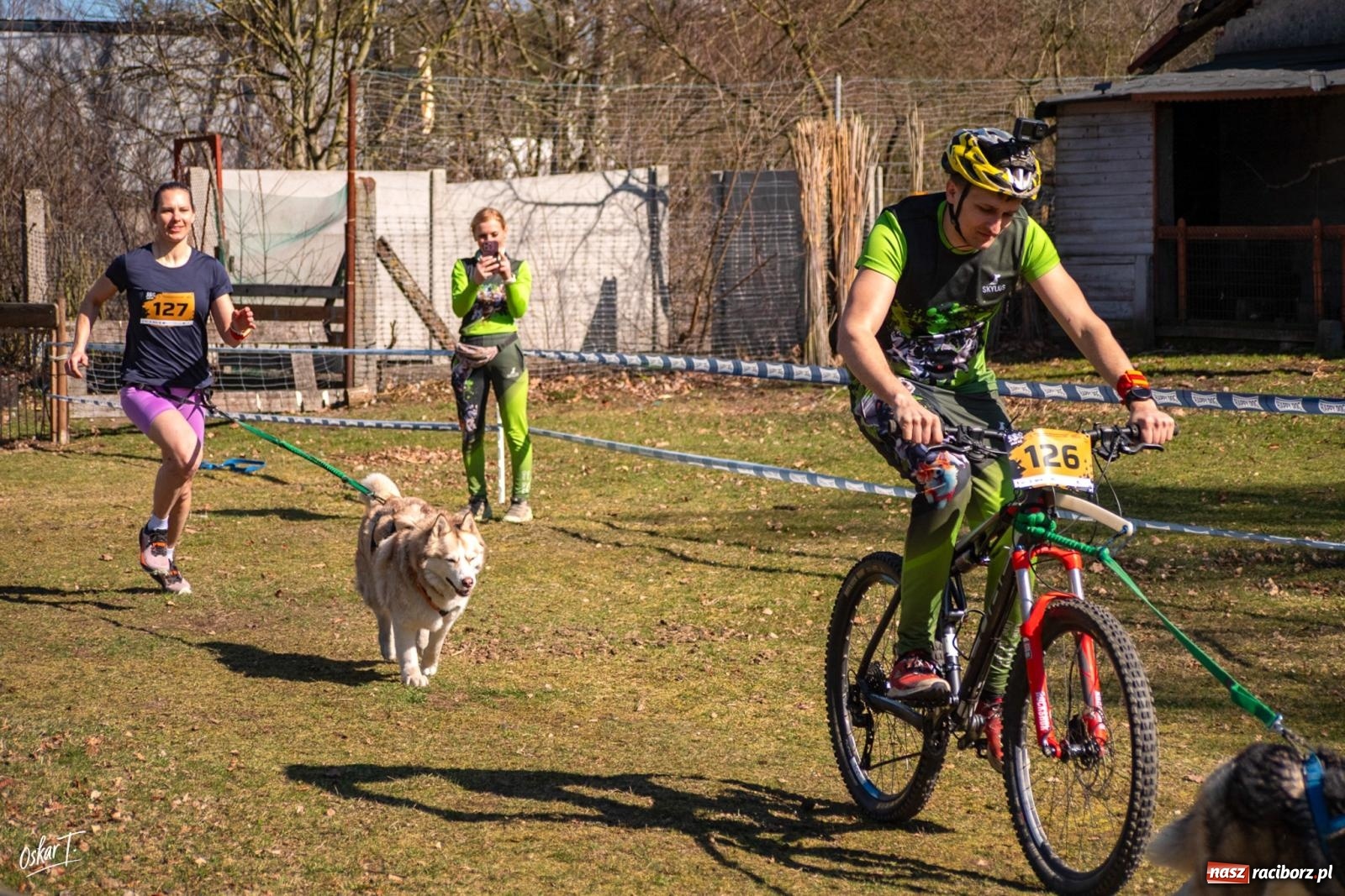 Zdjęcie w galerii na portalu naszraciborz.pl: Dog Adventure Sprint Race w Kuźni Raciborskiej. Emocjonujący pierwszy dzień wyścigów psich zaprzęgów [FOTO] wiadomości z regionu