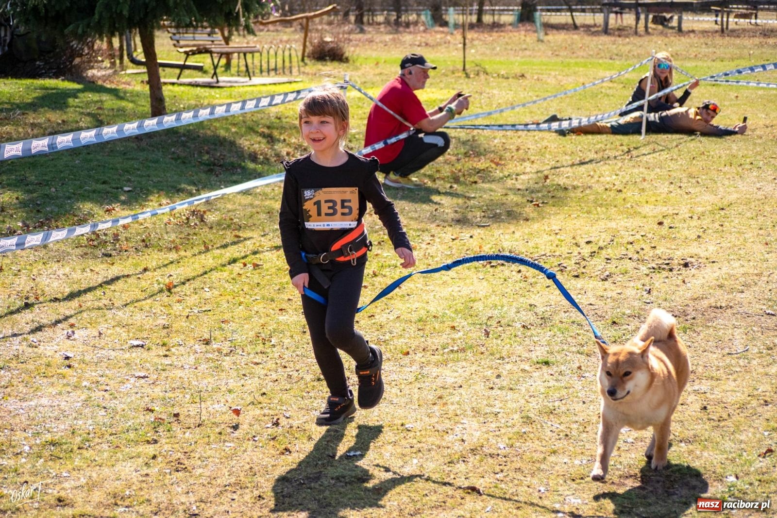 Zdjęcie w galerii na portalu naszraciborz.pl: Dog Adventure Sprint Race w Kuźni Raciborskiej. Emocjonujący pierwszy dzień wyścigów psich zaprzęgów [FOTO] wiadomości z regionu
