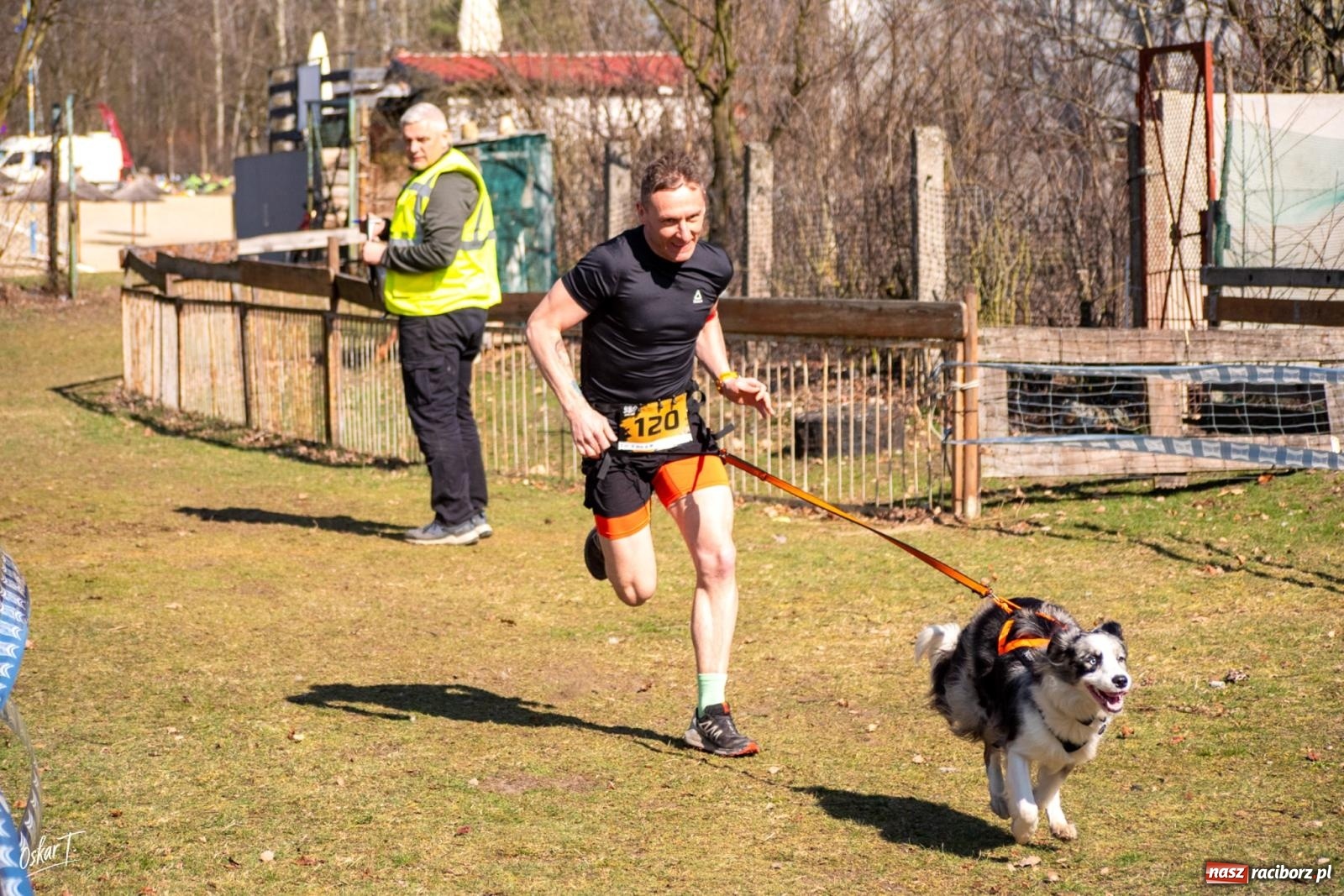 Zdjęcie w galerii na portalu naszraciborz.pl: Dog Adventure Sprint Race w Kuźni Raciborskiej. Emocjonujący pierwszy dzień wyścigów psich zaprzęgów [FOTO] wiadomości z regionu