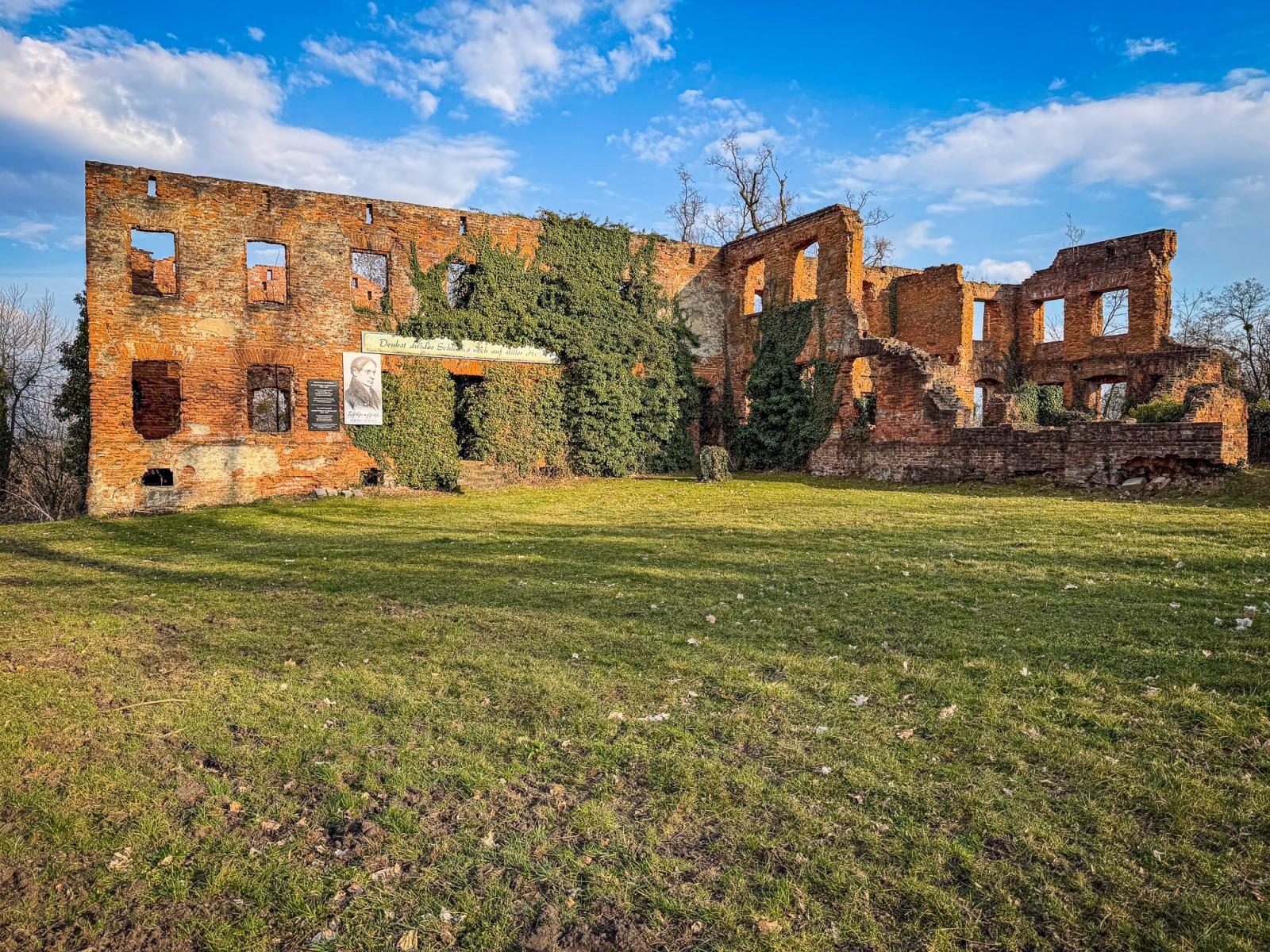 Zdjęcie w galerii na portalu naszraciborz.pl: Echo poezji w Łubowicach: Relacja z 238. urodzin Josepha von Eichendorffa wiadomości z regionu