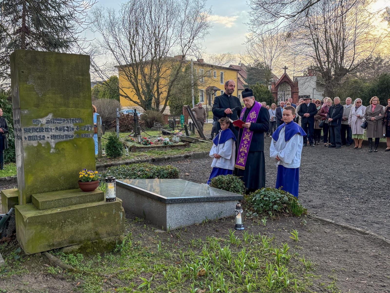 Zdjęcie w galerii na portalu naszraciborz.pl: Echo poezji w Łubowicach: Relacja z 238. urodzin Josepha von Eichendorffa wiadomości z regionu