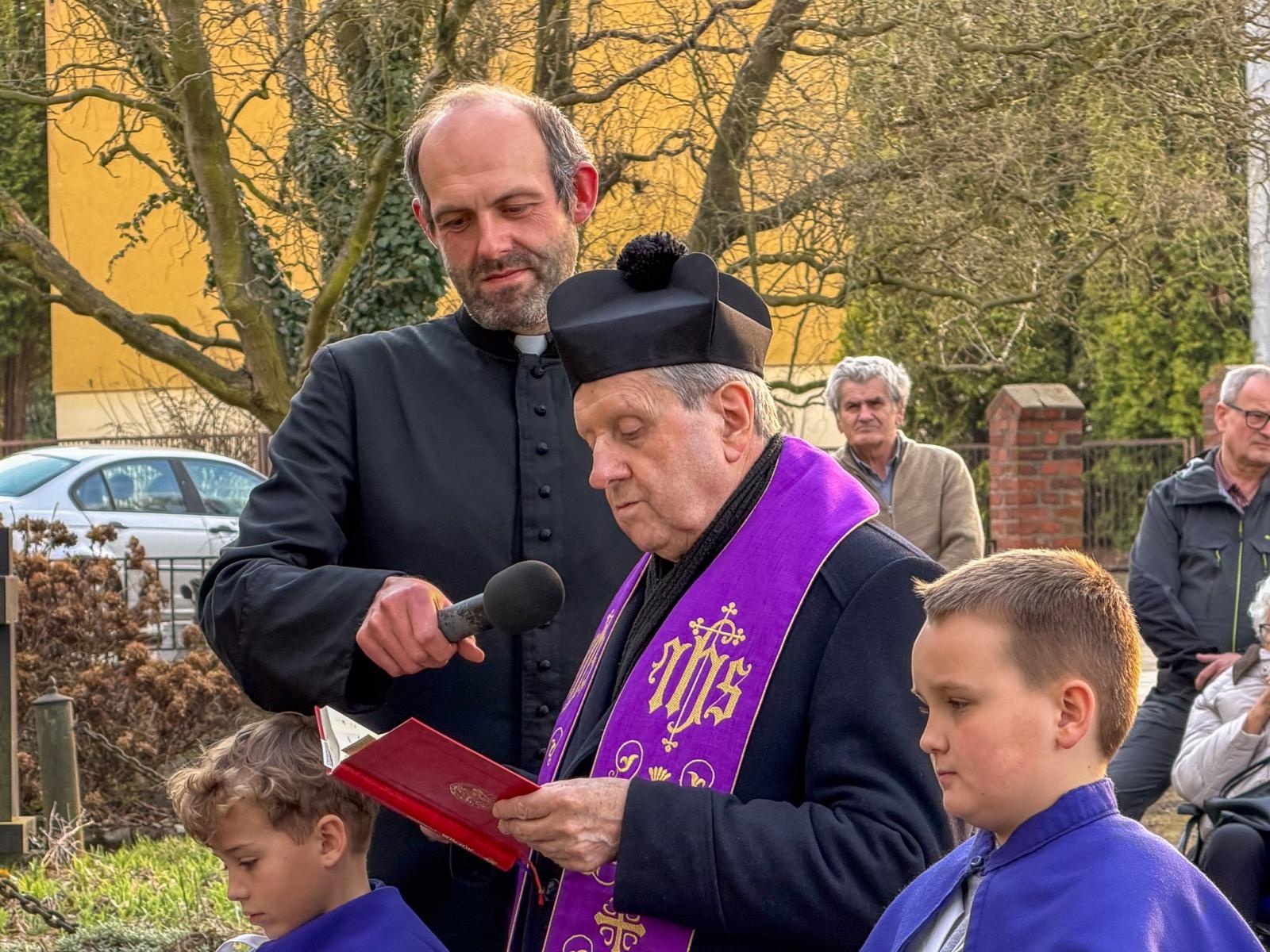 Zdjęcie w galerii na portalu naszraciborz.pl: Echo poezji w Łubowicach: Relacja z 238. urodzin Josepha von Eichendorffa wiadomości z regionu