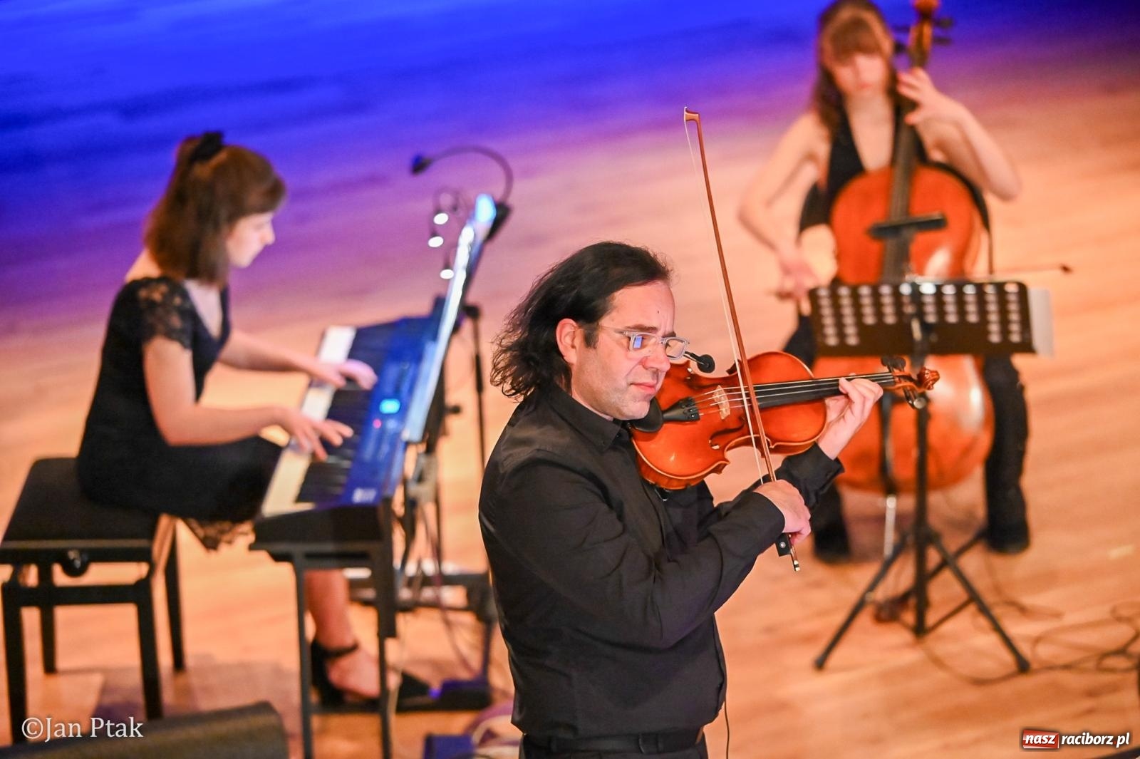Zdjęcie w galerii na portalu naszraciborz.pl: CINEMA – koncert muzyki filmowej przeniósł magię kina na scenę wiadomości z regionu