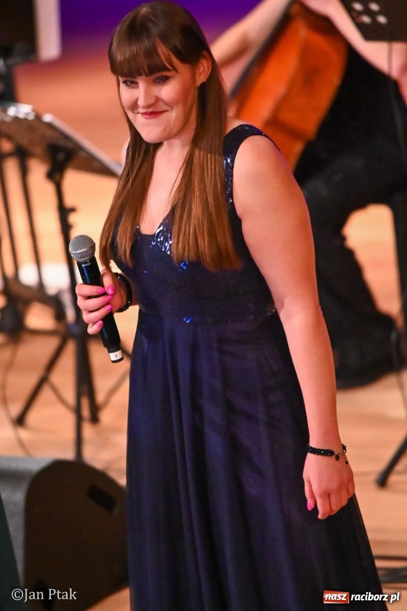 Zdjęcie w galerii na portalu naszraciborz.pl: CINEMA – koncert muzyki filmowej przeniósł magię kina na scenę wiadomości z regionu