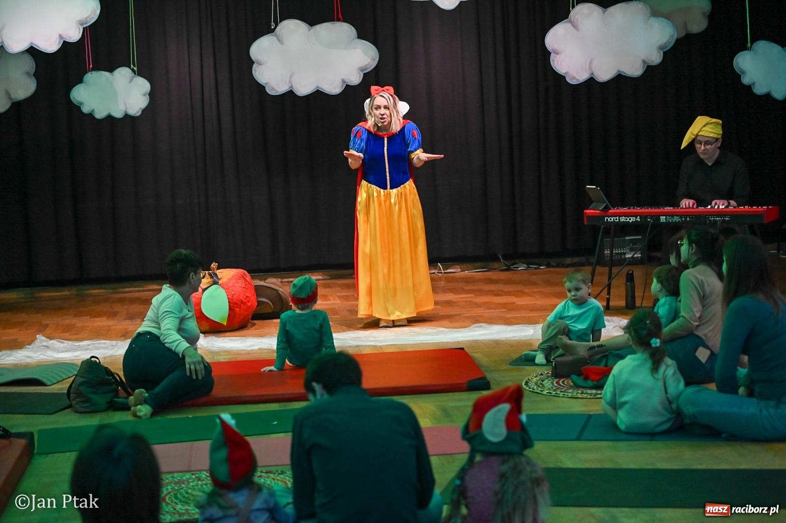 Zdjęcie w galerii na portalu naszraciborz.pl: Maluchy w krainie dźwięku. Najmłodsi poznali muzyczny świat Śnieżki i siedmiu krasnoludków wiadomości z regionu