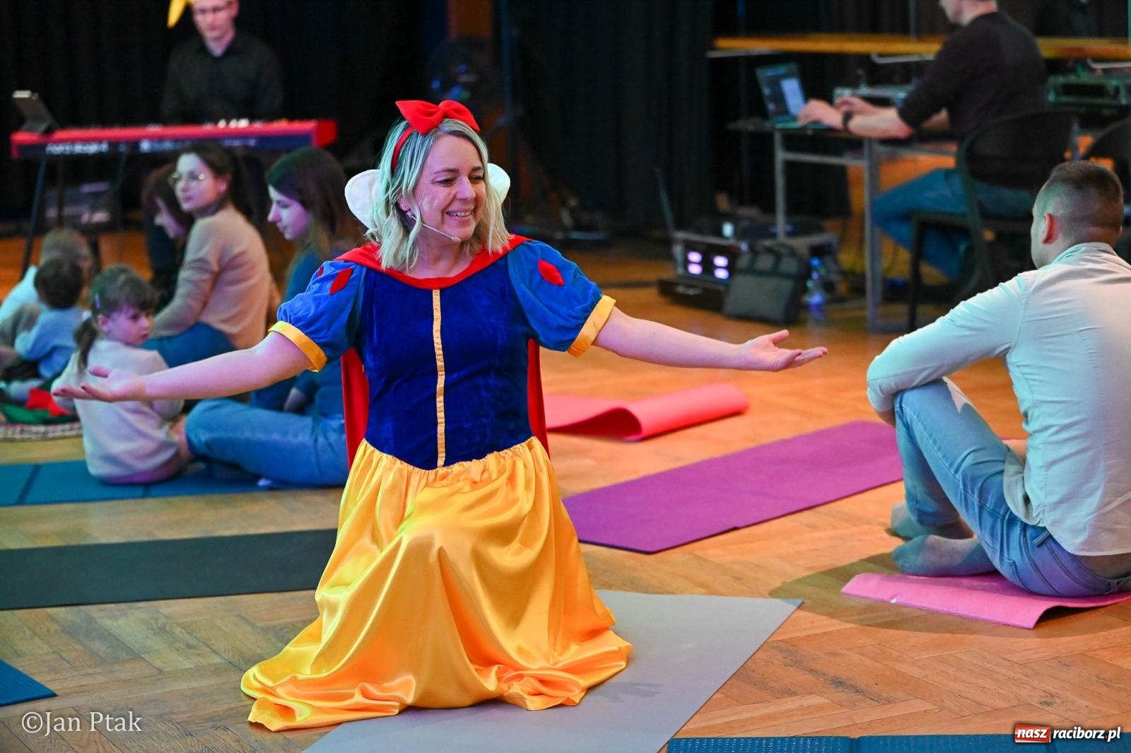 Zdjęcie w galerii na portalu naszraciborz.pl: Maluchy w krainie dźwięku. Najmłodsi poznali muzyczny świat Śnieżki i siedmiu krasnoludków wiadomości z regionu