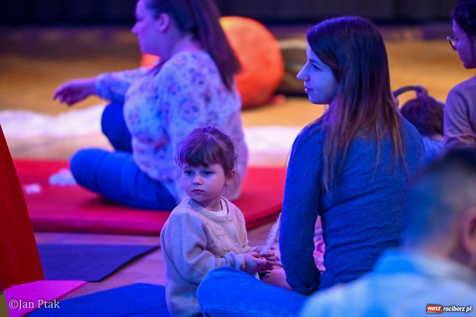 Zdjęcie w galerii na portalu naszraciborz.pl: Maluchy w krainie dźwięku. Najmłodsi poznali muzyczny świat Śnieżki i siedmiu krasnoludków wiadomości z regionu