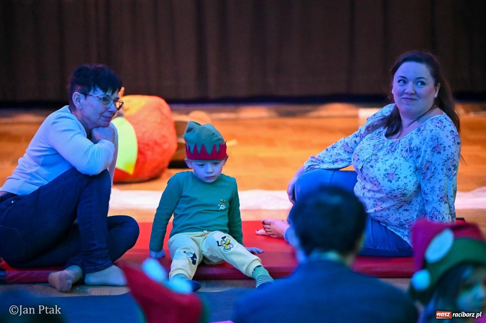 Zdjęcie w galerii na portalu naszraciborz.pl: Maluchy w krainie dźwięku. Najmłodsi poznali muzyczny świat Śnieżki i siedmiu krasnoludków wiadomości z regionu