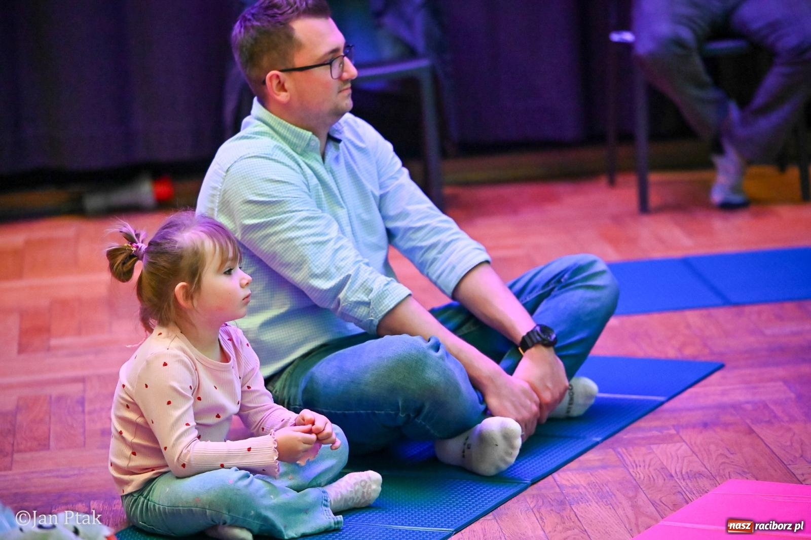 Zdjęcie w galerii na portalu naszraciborz.pl: Maluchy w krainie dźwięku. Najmłodsi poznali muzyczny świat Śnieżki i siedmiu krasnoludków wiadomości z regionu