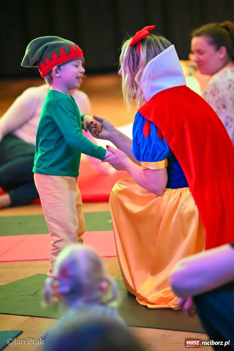 Zdjęcie w galerii na portalu naszraciborz.pl: Maluchy w krainie dźwięku. Najmłodsi poznali muzyczny świat Śnieżki i siedmiu krasnoludków wiadomości z regionu