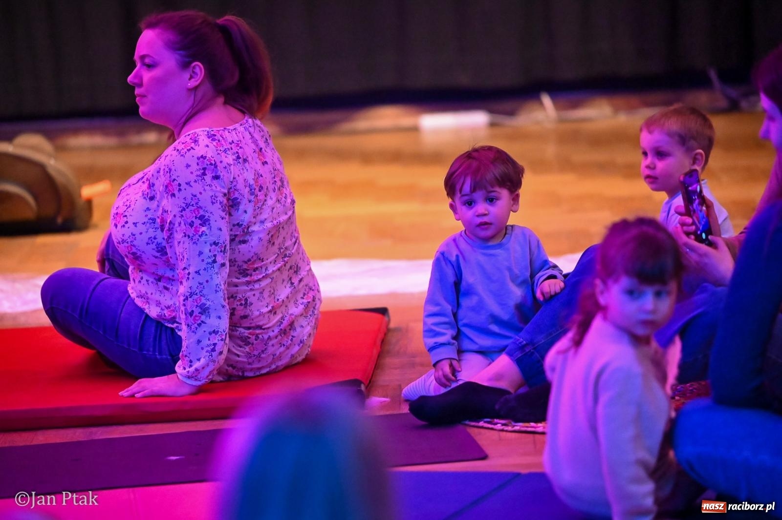 Zdjęcie w galerii na portalu naszraciborz.pl: Maluchy w krainie dźwięku. Najmłodsi poznali muzyczny świat Śnieżki i siedmiu krasnoludków wiadomości z regionu