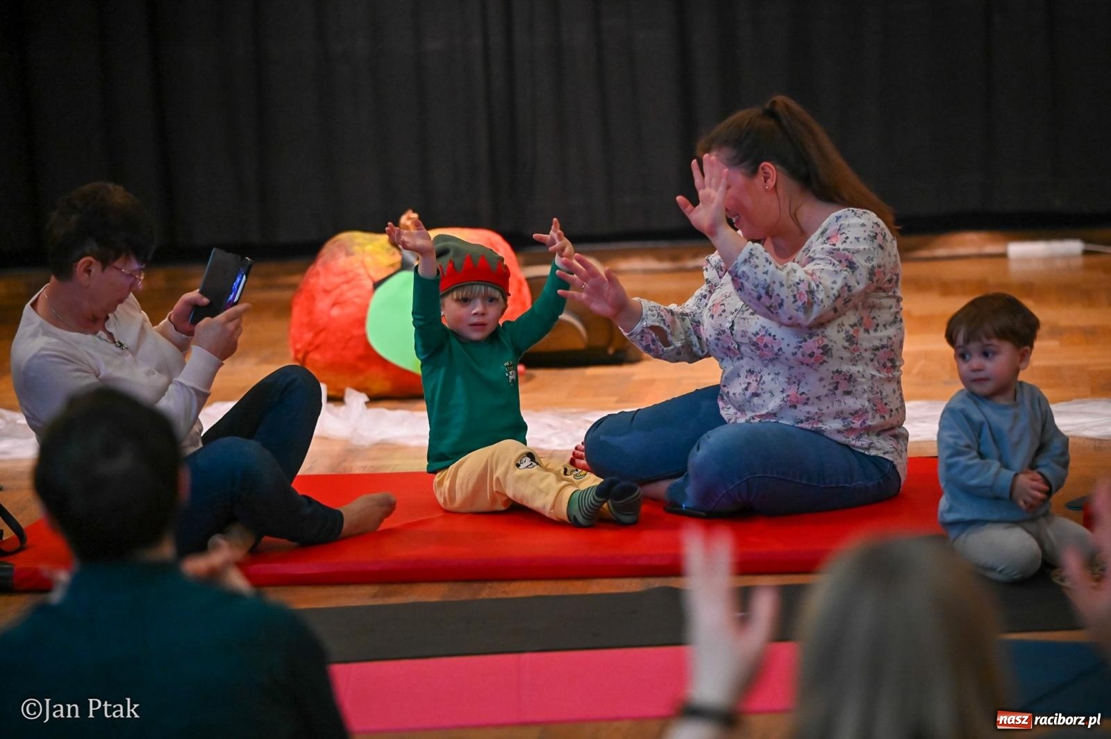 Zdjęcie w galerii na portalu naszraciborz.pl: Maluchy w krainie dźwięku. Najmłodsi poznali muzyczny świat Śnieżki i siedmiu krasnoludków wiadomości z regionu