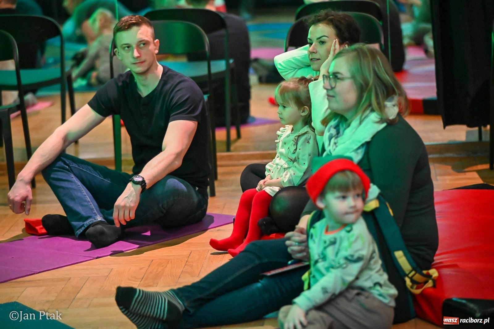 Zdjęcie w galerii na portalu naszraciborz.pl: Maluchy w krainie dźwięku. Najmłodsi poznali muzyczny świat Śnieżki i siedmiu krasnoludków wiadomości z regionu