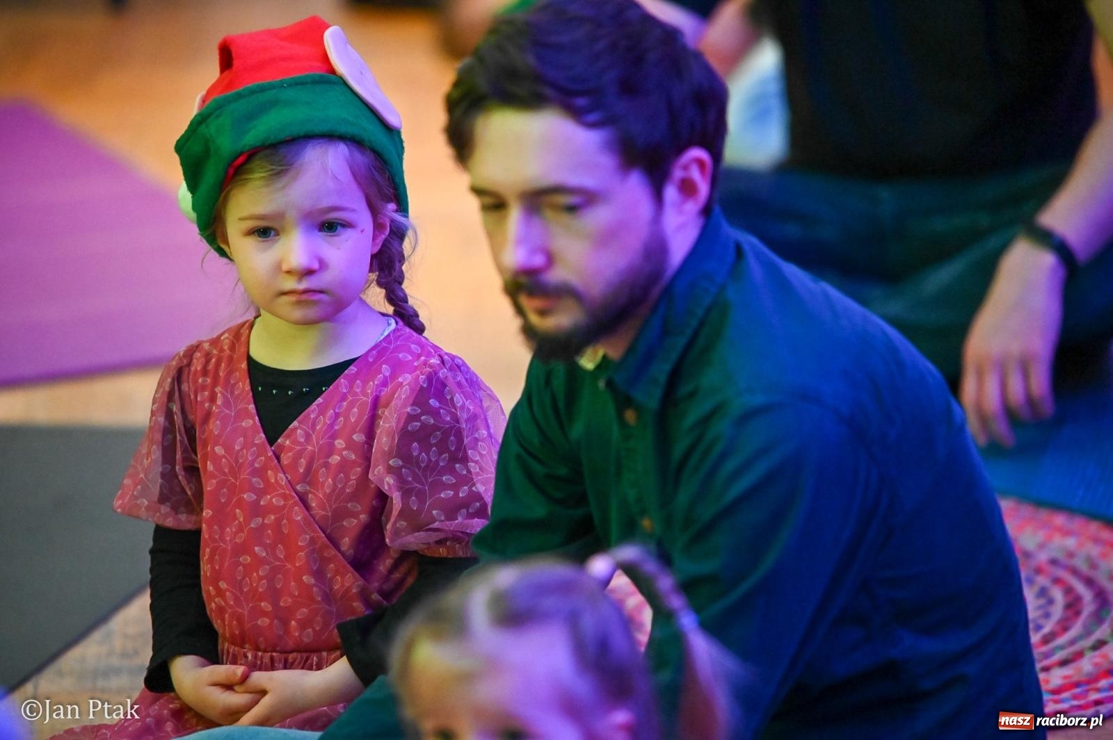 Zdjęcie w galerii na portalu naszraciborz.pl: Maluchy w krainie dźwięku. Najmłodsi poznali muzyczny świat Śnieżki i siedmiu krasnoludków wiadomości z regionu