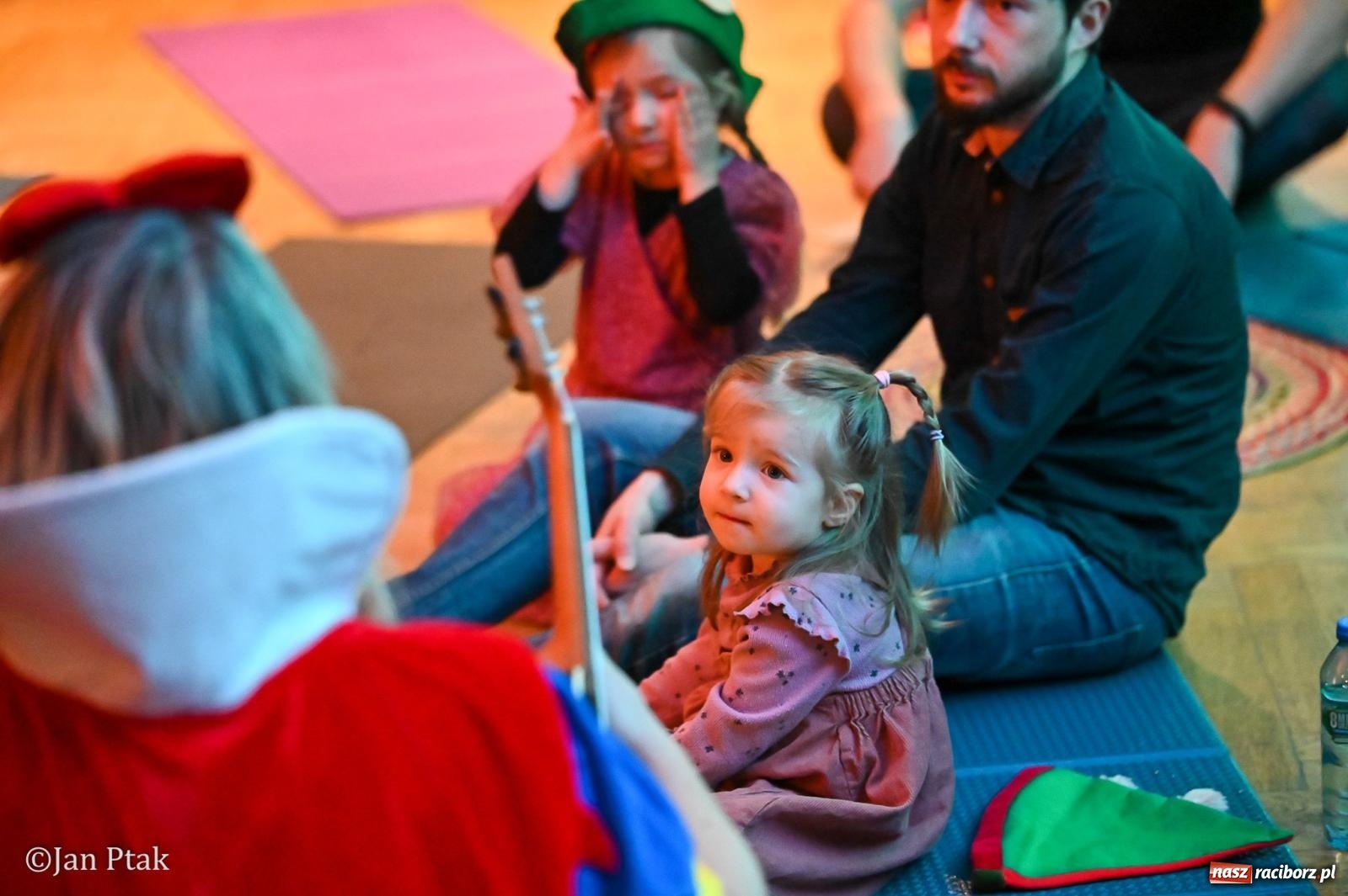 Zdjęcie w galerii na portalu naszraciborz.pl: Maluchy w krainie dźwięku. Najmłodsi poznali muzyczny świat Śnieżki i siedmiu krasnoludków wiadomości z regionu