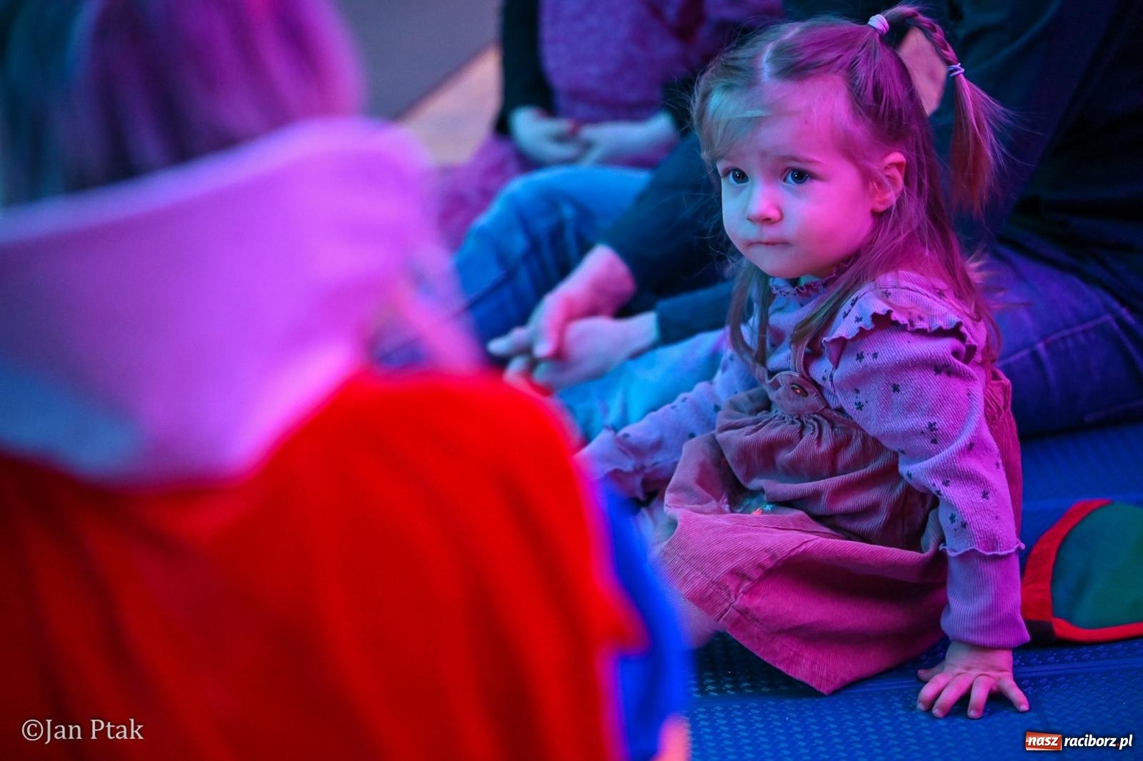 Zdjęcie w galerii na portalu naszraciborz.pl: Maluchy w krainie dźwięku. Najmłodsi poznali muzyczny świat Śnieżki i siedmiu krasnoludków wiadomości z regionu