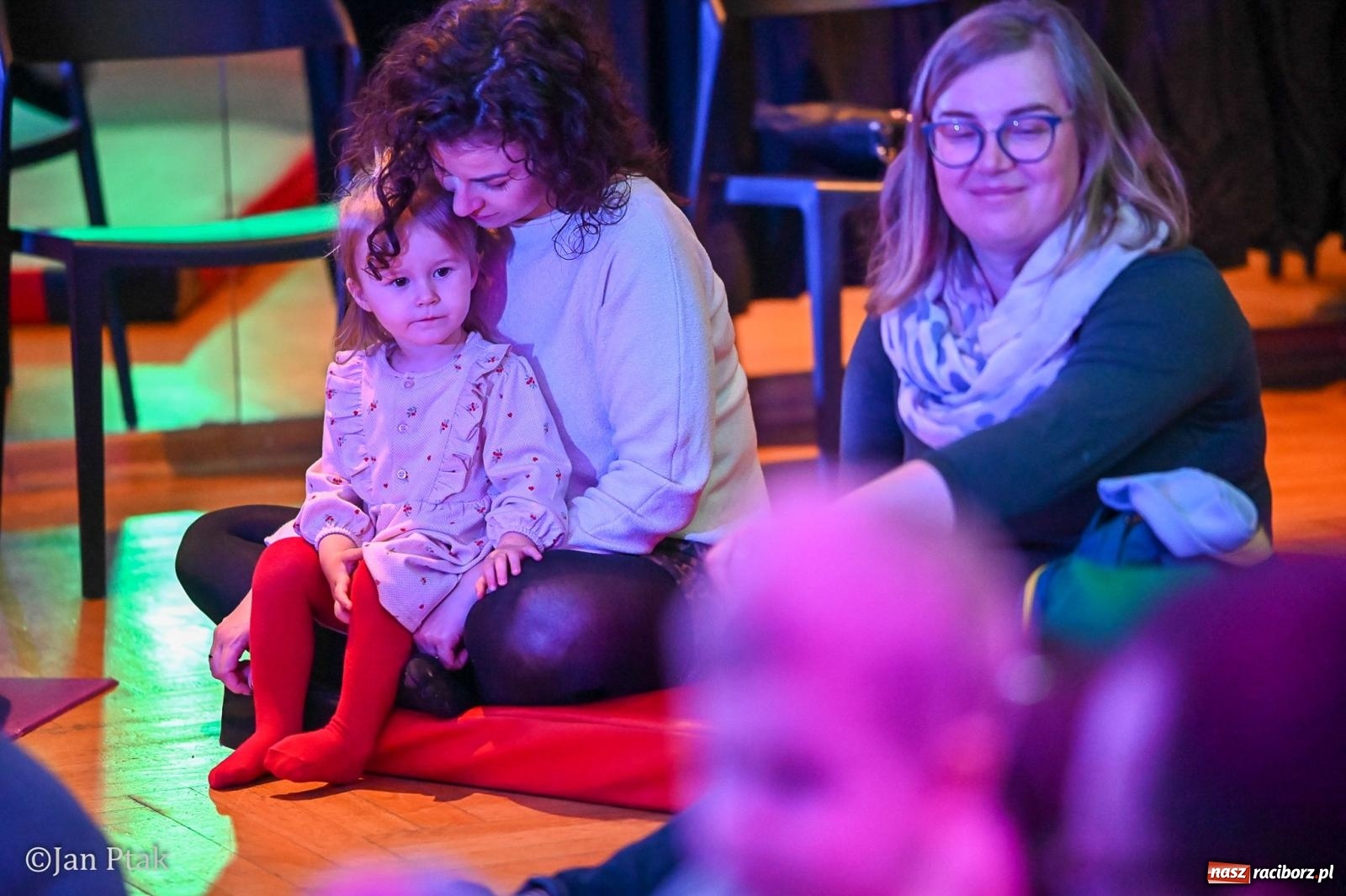 Zdjęcie w galerii na portalu naszraciborz.pl: Maluchy w krainie dźwięku. Najmłodsi poznali muzyczny świat Śnieżki i siedmiu krasnoludków wiadomości z regionu