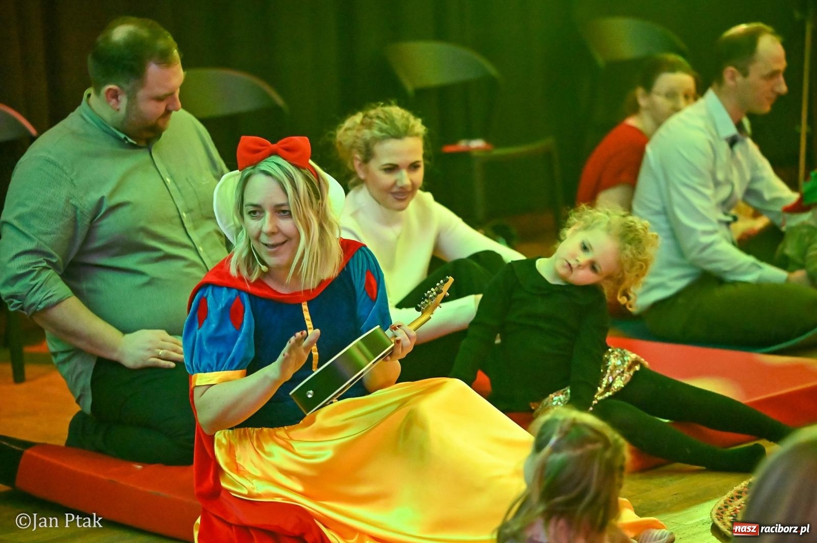 Zdjęcie w galerii na portalu naszraciborz.pl: Maluchy w krainie dźwięku. Najmłodsi poznali muzyczny świat Śnieżki i siedmiu krasnoludków wiadomości z regionu