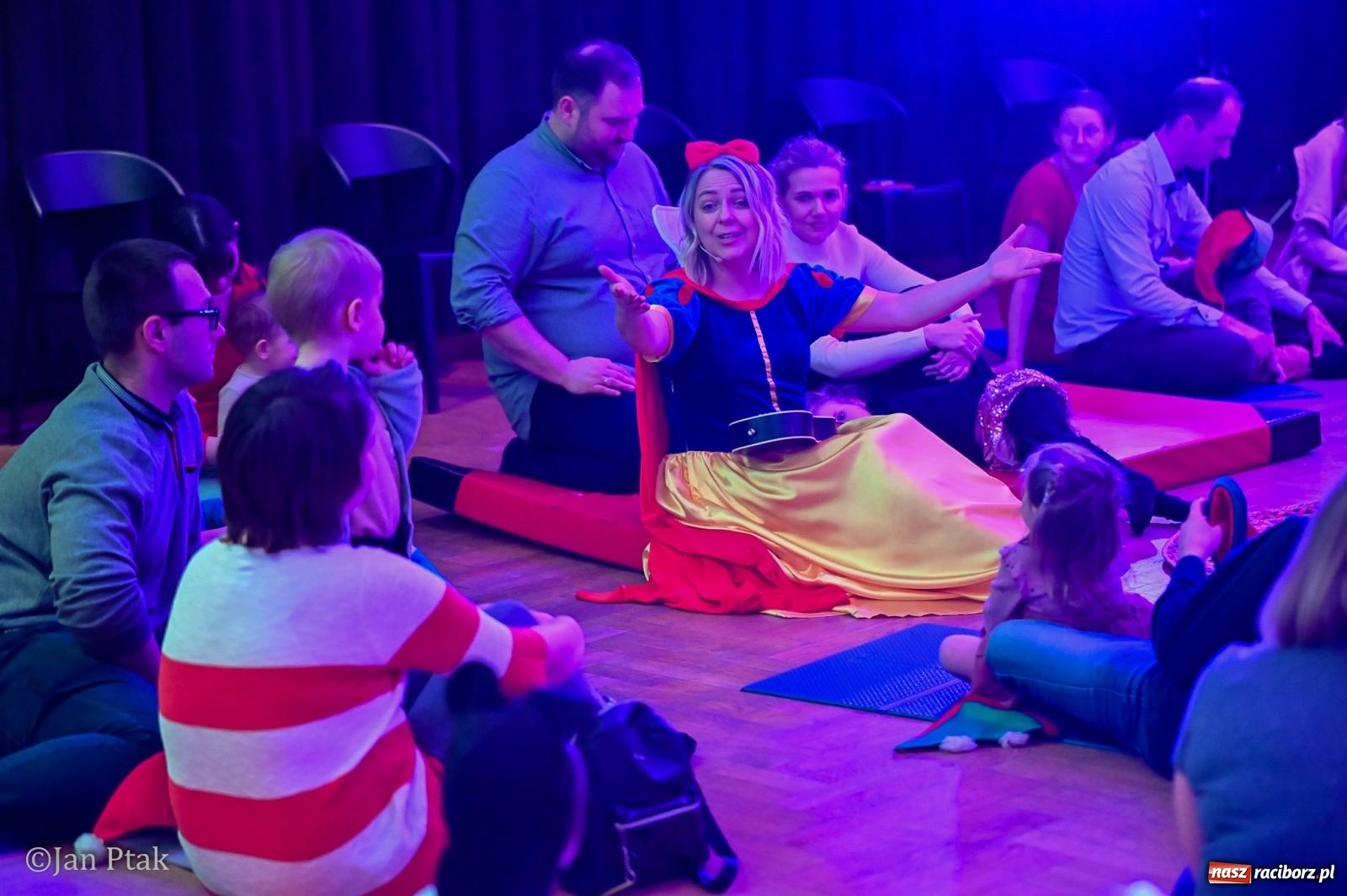 Zdjęcie w galerii na portalu naszraciborz.pl: Maluchy w krainie dźwięku. Najmłodsi poznali muzyczny świat Śnieżki i siedmiu krasnoludków wiadomości z regionu