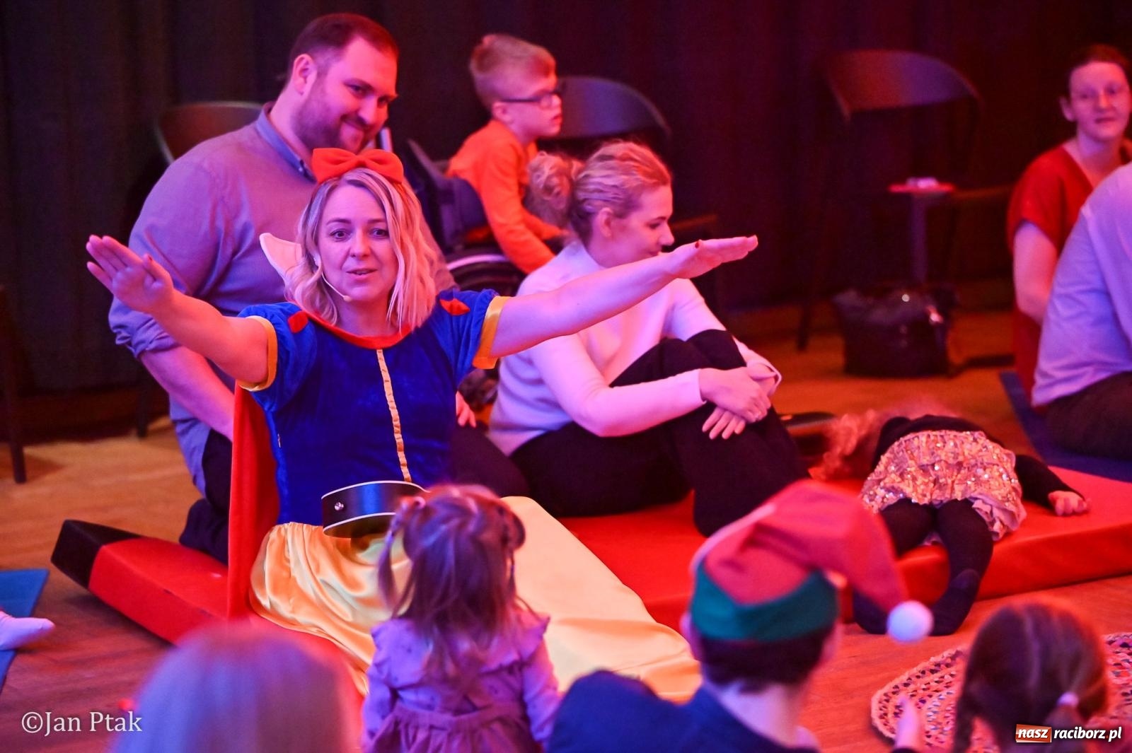 Zdjęcie w galerii na portalu naszraciborz.pl: Maluchy w krainie dźwięku. Najmłodsi poznali muzyczny świat Śnieżki i siedmiu krasnoludków wiadomości z regionu