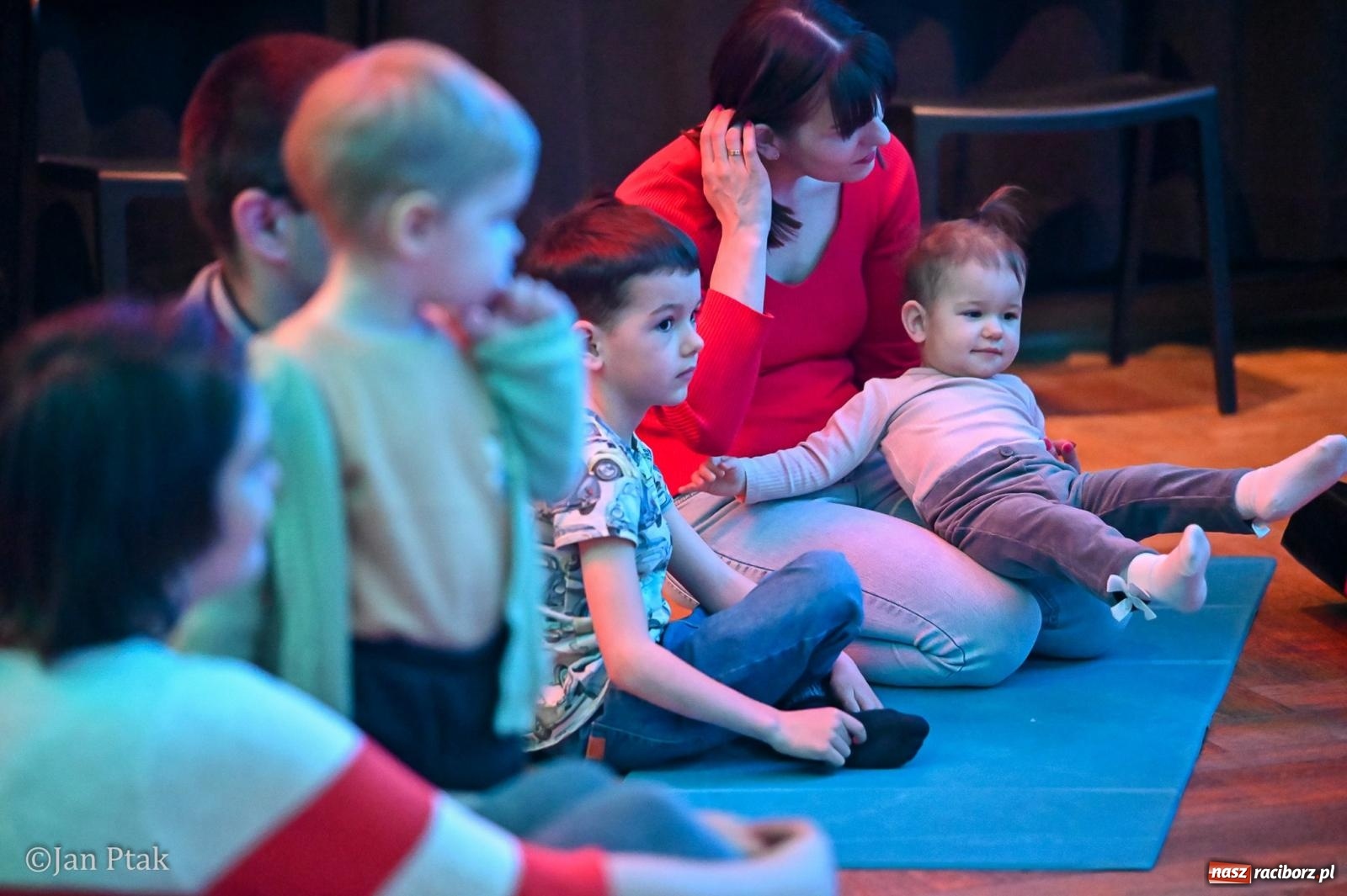 Zdjęcie w galerii na portalu naszraciborz.pl: Maluchy w krainie dźwięku. Najmłodsi poznali muzyczny świat Śnieżki i siedmiu krasnoludków wiadomości z regionu