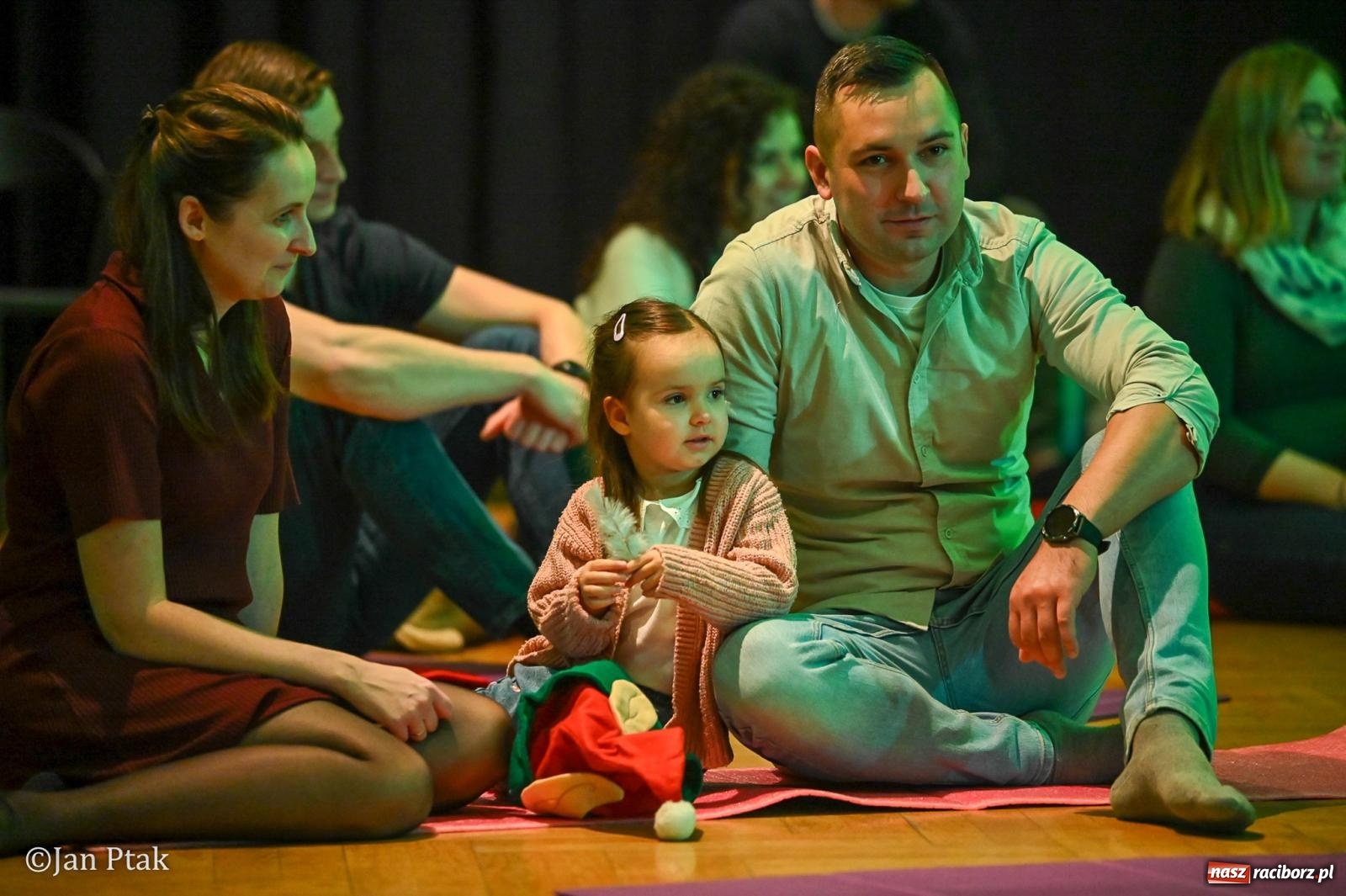Zdjęcie w galerii na portalu naszraciborz.pl: Maluchy w krainie dźwięku. Najmłodsi poznali muzyczny świat Śnieżki i siedmiu krasnoludków wiadomości z regionu