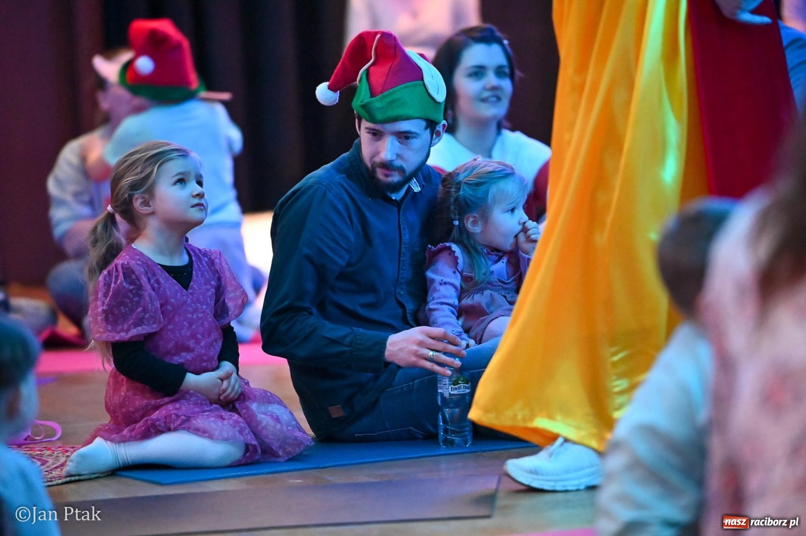 Zdjęcie w galerii na portalu naszraciborz.pl: Maluchy w krainie dźwięku. Najmłodsi poznali muzyczny świat Śnieżki i siedmiu krasnoludków wiadomości z regionu