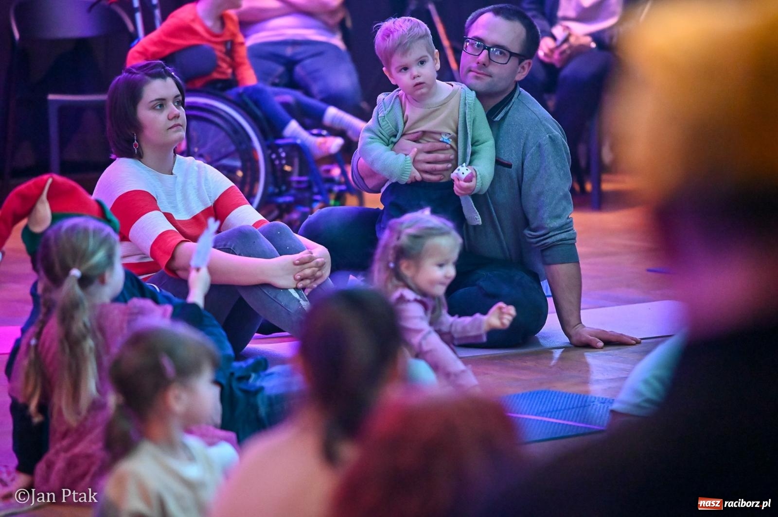 Zdjęcie w galerii na portalu naszraciborz.pl: Maluchy w krainie dźwięku. Najmłodsi poznali muzyczny świat Śnieżki i siedmiu krasnoludków wiadomości z regionu