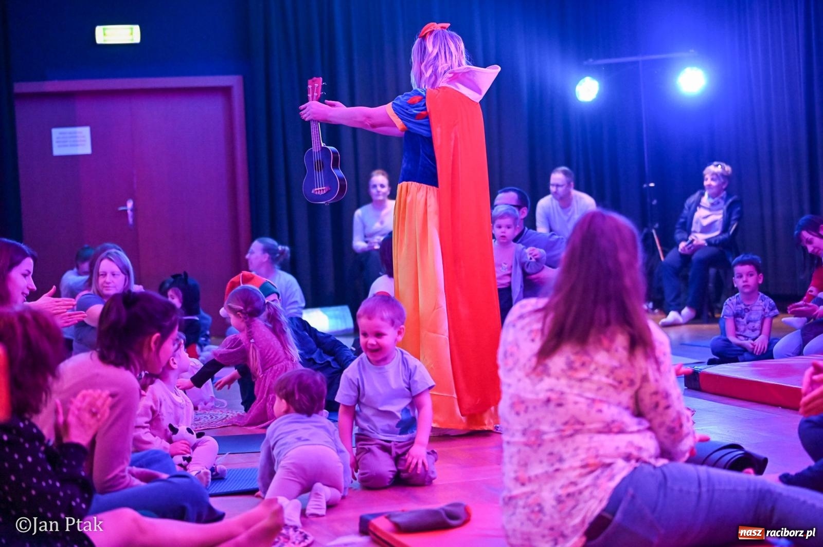 Zdjęcie w galerii na portalu naszraciborz.pl: Maluchy w krainie dźwięku. Najmłodsi poznali muzyczny świat Śnieżki i siedmiu krasnoludków wiadomości z regionu