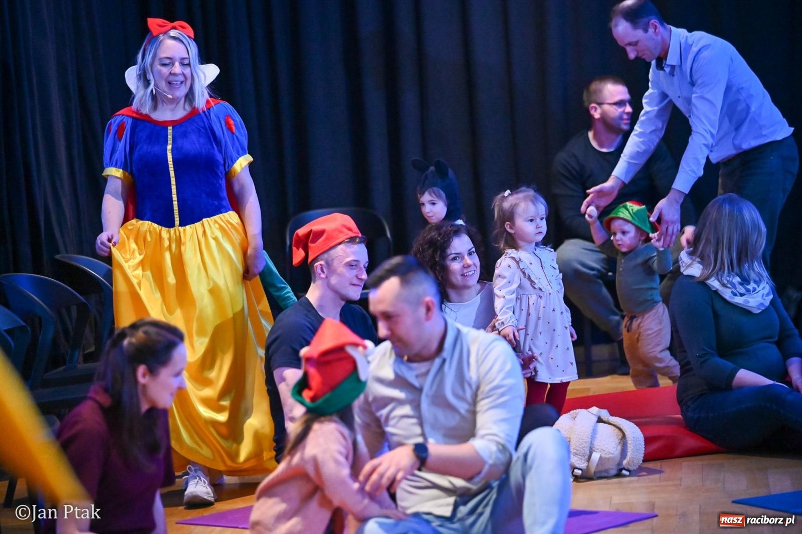 Zdjęcie w galerii na portalu naszraciborz.pl: Maluchy w krainie dźwięku. Najmłodsi poznali muzyczny świat Śnieżki i siedmiu krasnoludków wiadomości z regionu