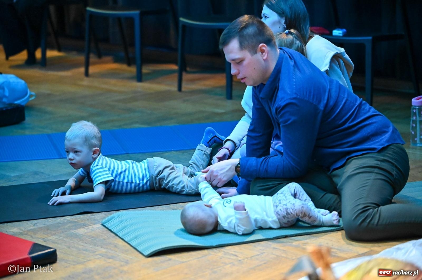 Zdjęcie w galerii na portalu naszraciborz.pl: Maluchy w krainie dźwięku. Najmłodsi poznali muzyczny świat Śnieżki i siedmiu krasnoludków wiadomości z regionu