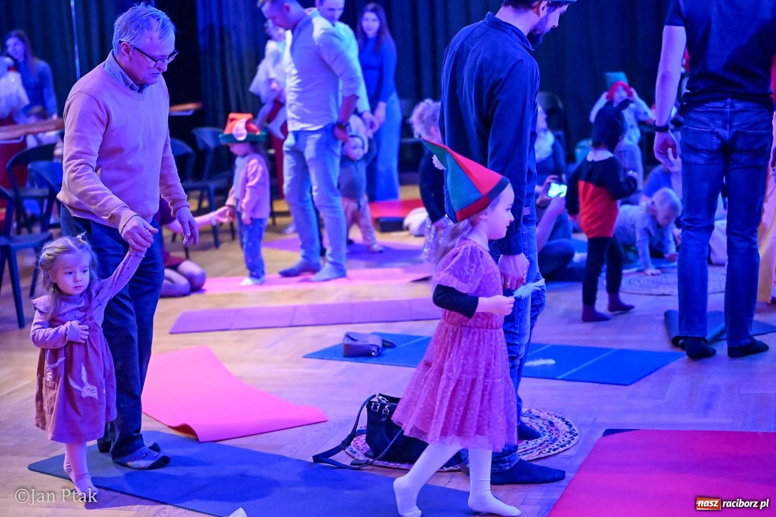 Zdjęcie w galerii na portalu naszraciborz.pl: Maluchy w krainie dźwięku. Najmłodsi poznali muzyczny świat Śnieżki i siedmiu krasnoludków wiadomości z regionu