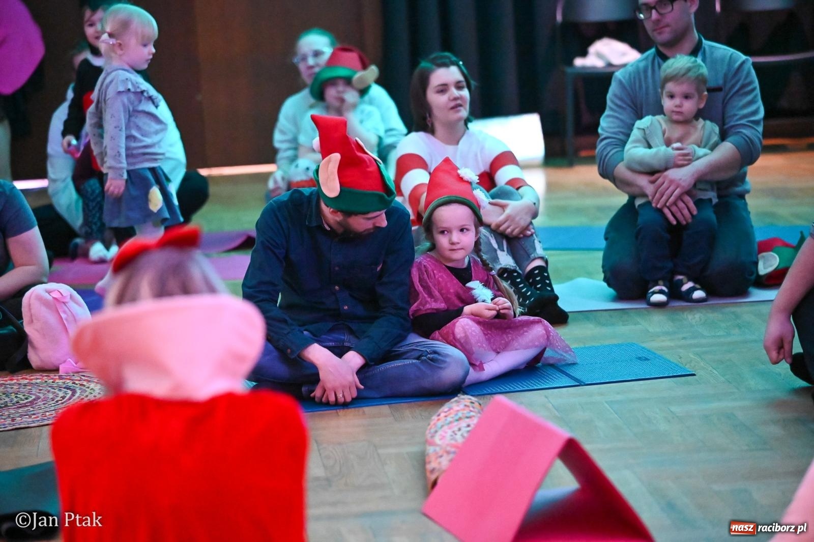 Zdjęcie w galerii na portalu naszraciborz.pl: Maluchy w krainie dźwięku. Najmłodsi poznali muzyczny świat Śnieżki i siedmiu krasnoludków wiadomości z regionu