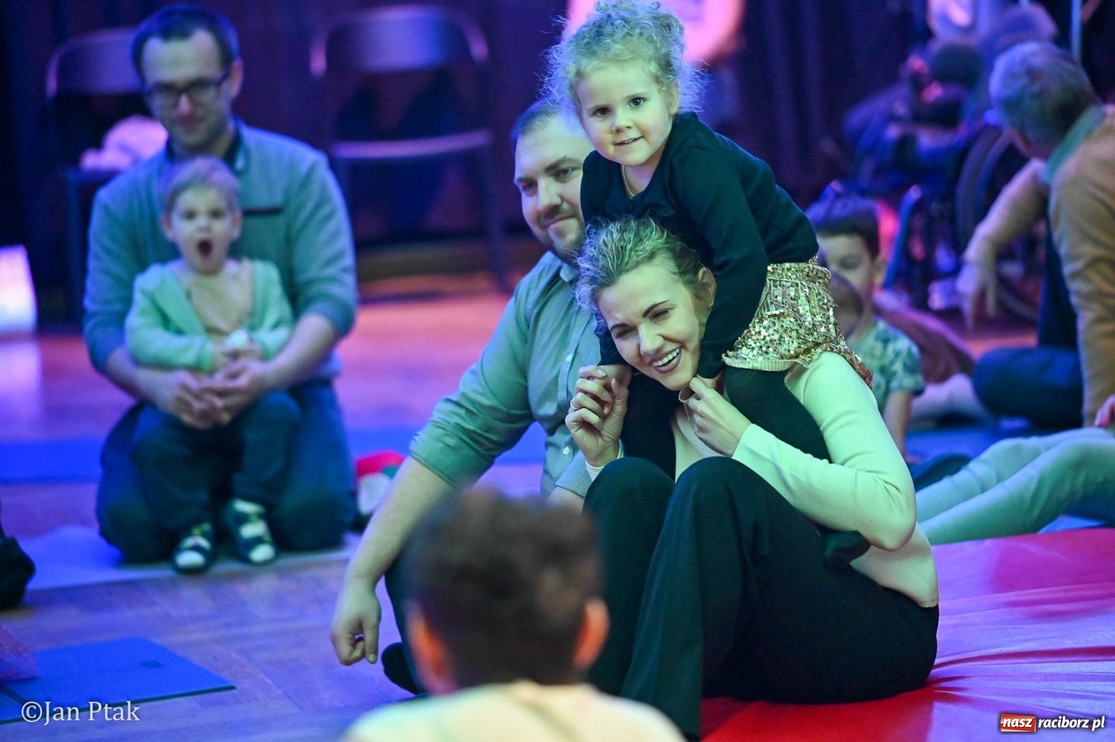 Zdjęcie w galerii na portalu naszraciborz.pl: Maluchy w krainie dźwięku. Najmłodsi poznali muzyczny świat Śnieżki i siedmiu krasnoludków wiadomości z regionu
