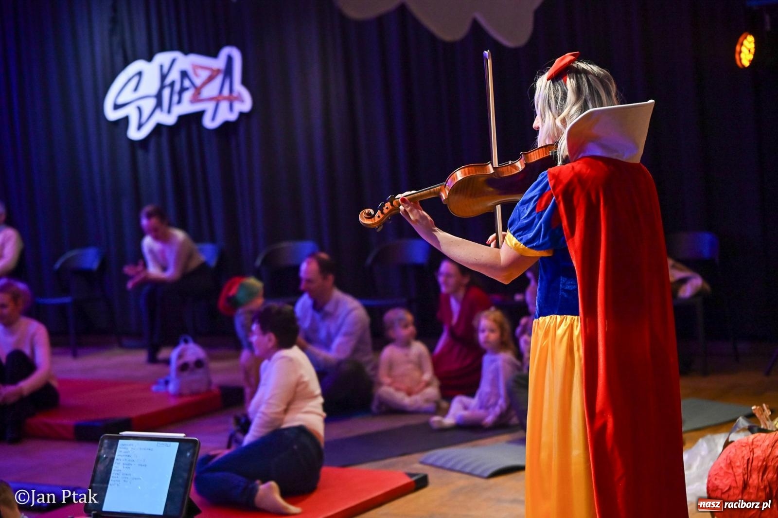 Zdjęcie w galerii na portalu naszraciborz.pl: Maluchy w krainie dźwięku. Najmłodsi poznali muzyczny świat Śnieżki i siedmiu krasnoludków wiadomości z regionu