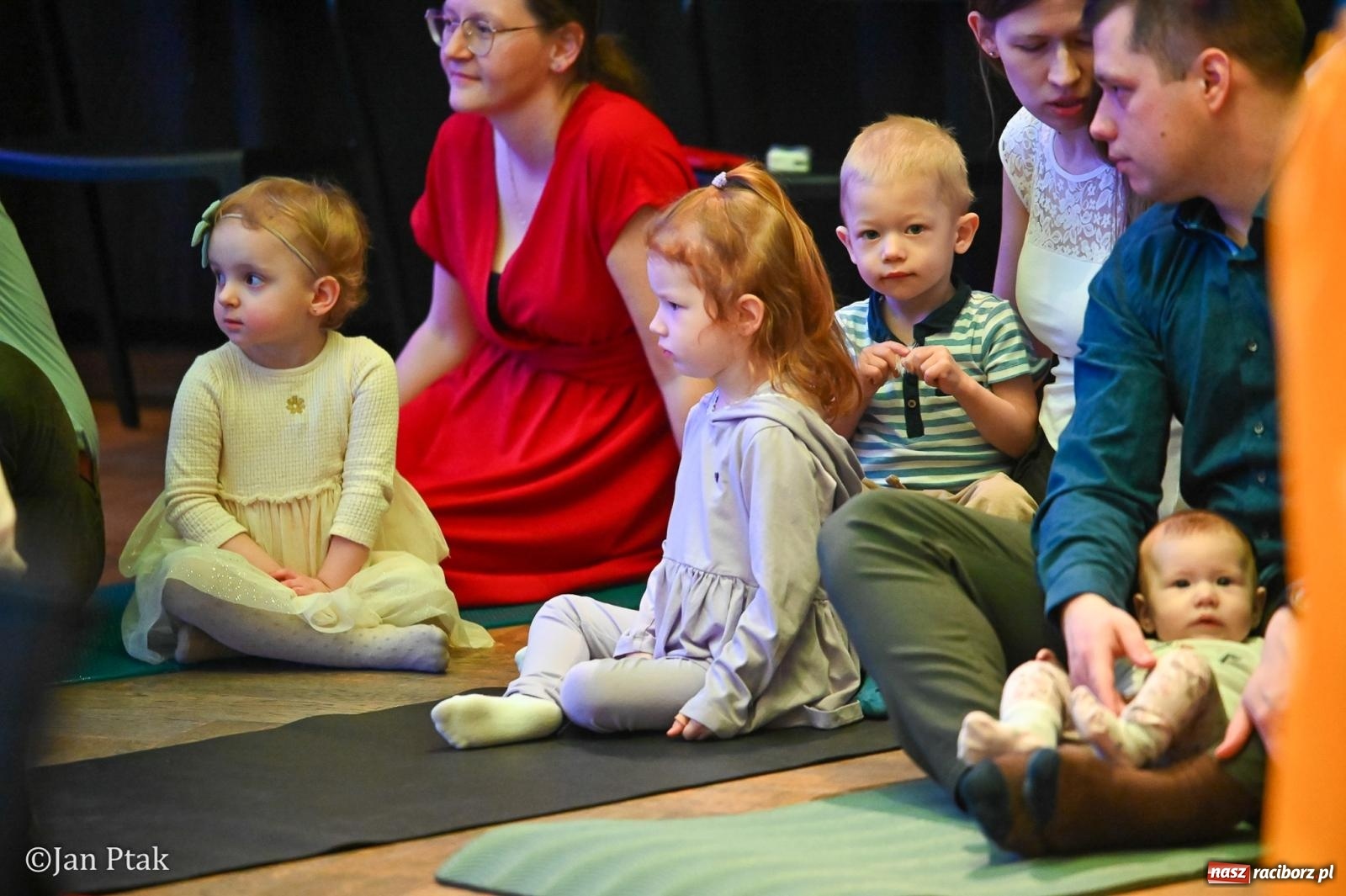 Zdjęcie w galerii na portalu naszraciborz.pl: Maluchy w krainie dźwięku. Najmłodsi poznali muzyczny świat Śnieżki i siedmiu krasnoludków wiadomości z regionu