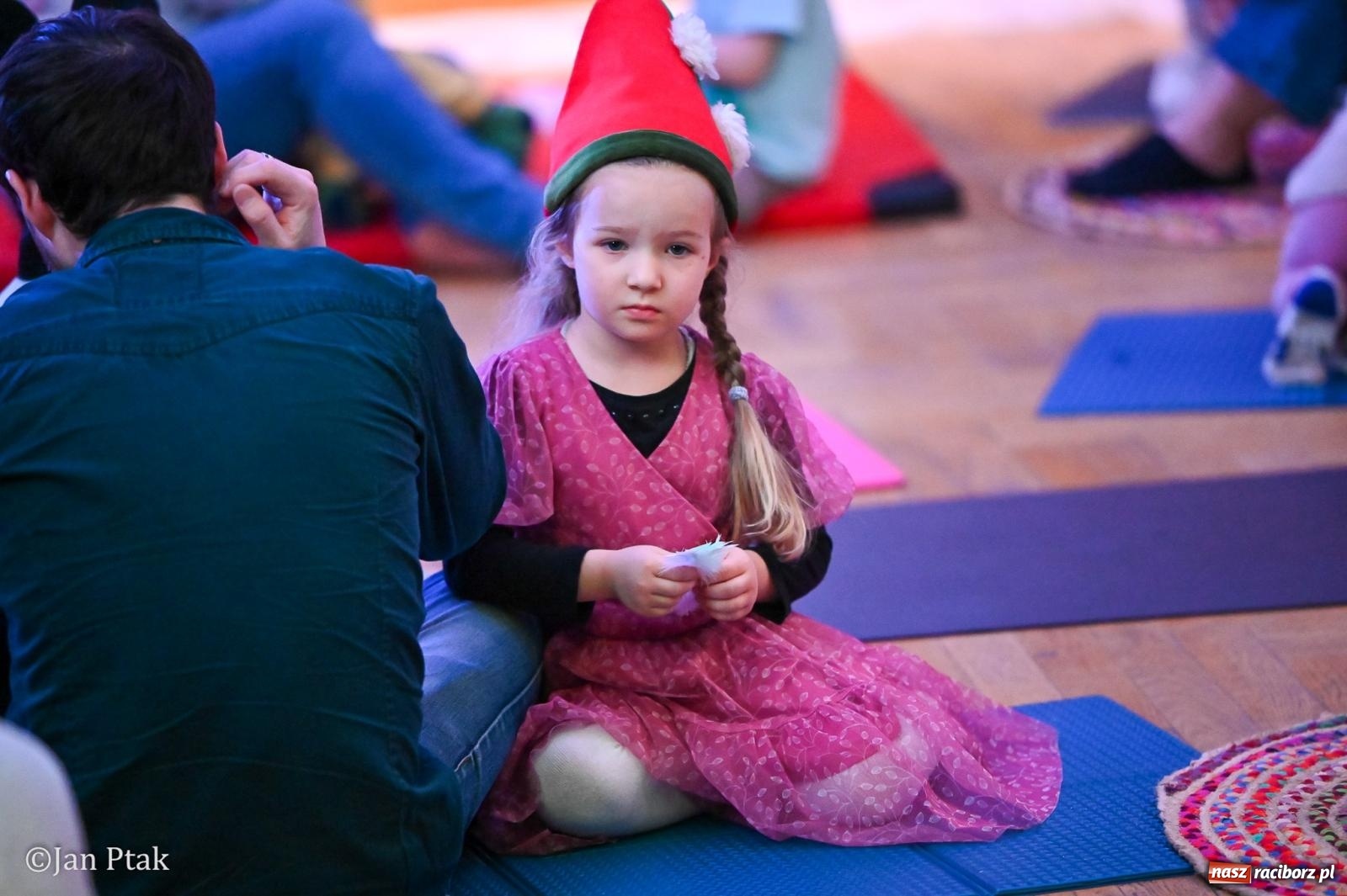 Zdjęcie w galerii na portalu naszraciborz.pl: Maluchy w krainie dźwięku. Najmłodsi poznali muzyczny świat Śnieżki i siedmiu krasnoludków wiadomości z regionu