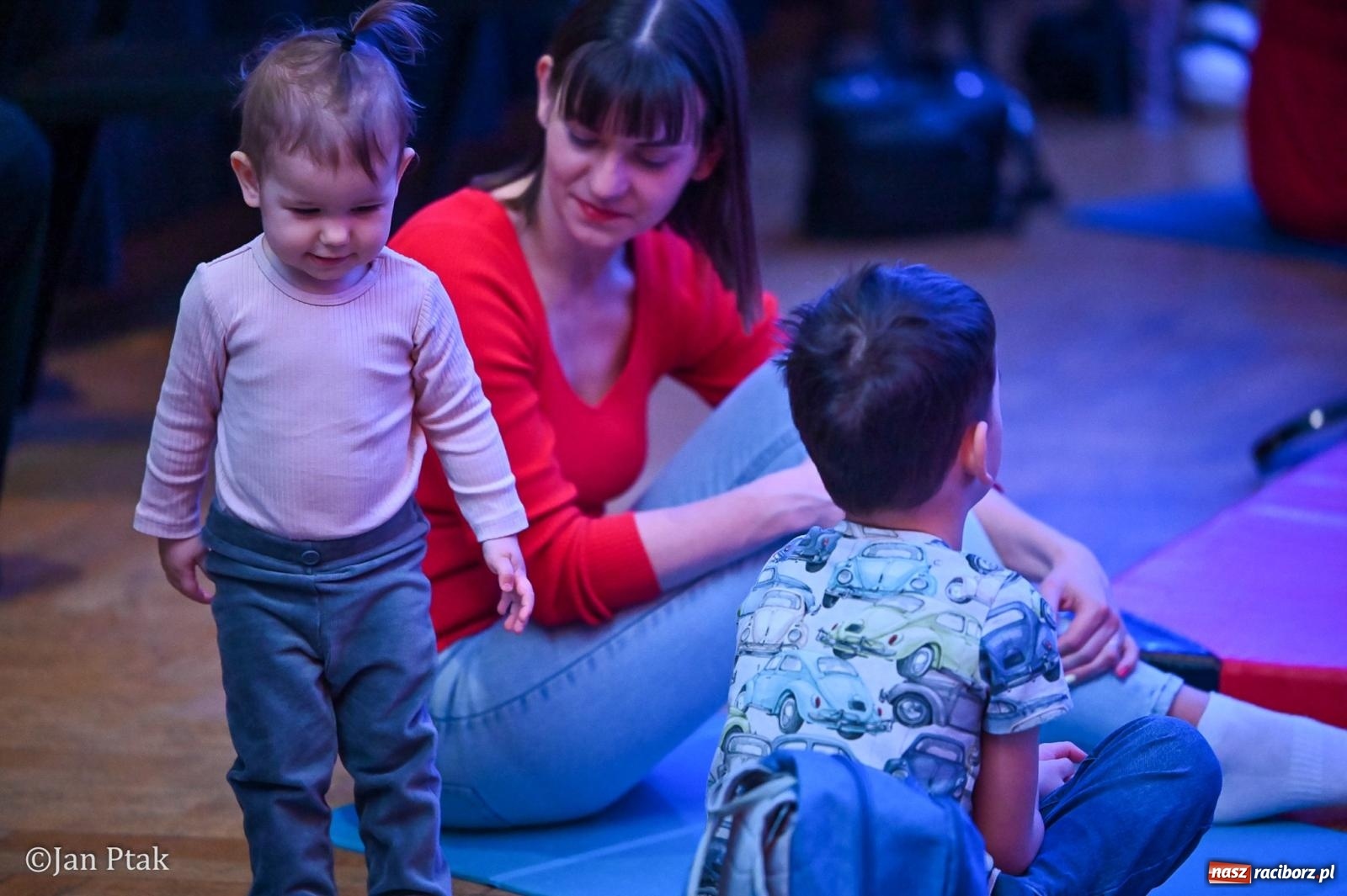 Zdjęcie w galerii na portalu naszraciborz.pl: Maluchy w krainie dźwięku. Najmłodsi poznali muzyczny świat Śnieżki i siedmiu krasnoludków wiadomości z regionu