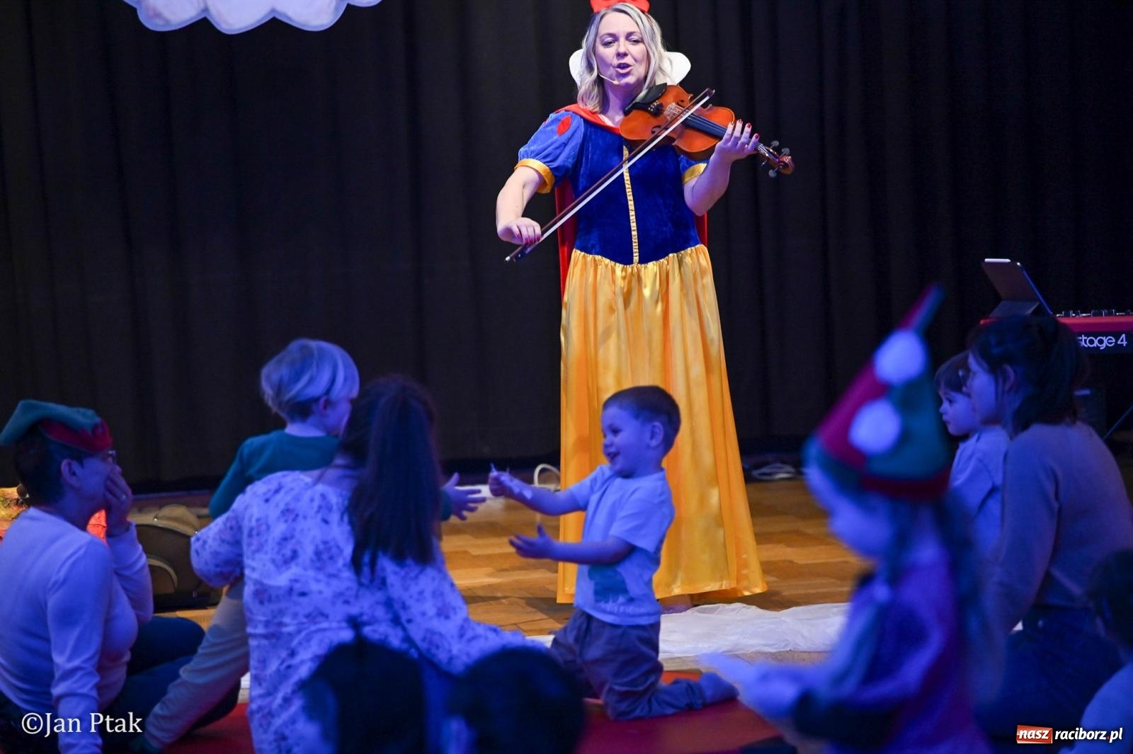 Zdjęcie w galerii na portalu naszraciborz.pl: Maluchy w krainie dźwięku. Najmłodsi poznali muzyczny świat Śnieżki i siedmiu krasnoludków wiadomości z regionu