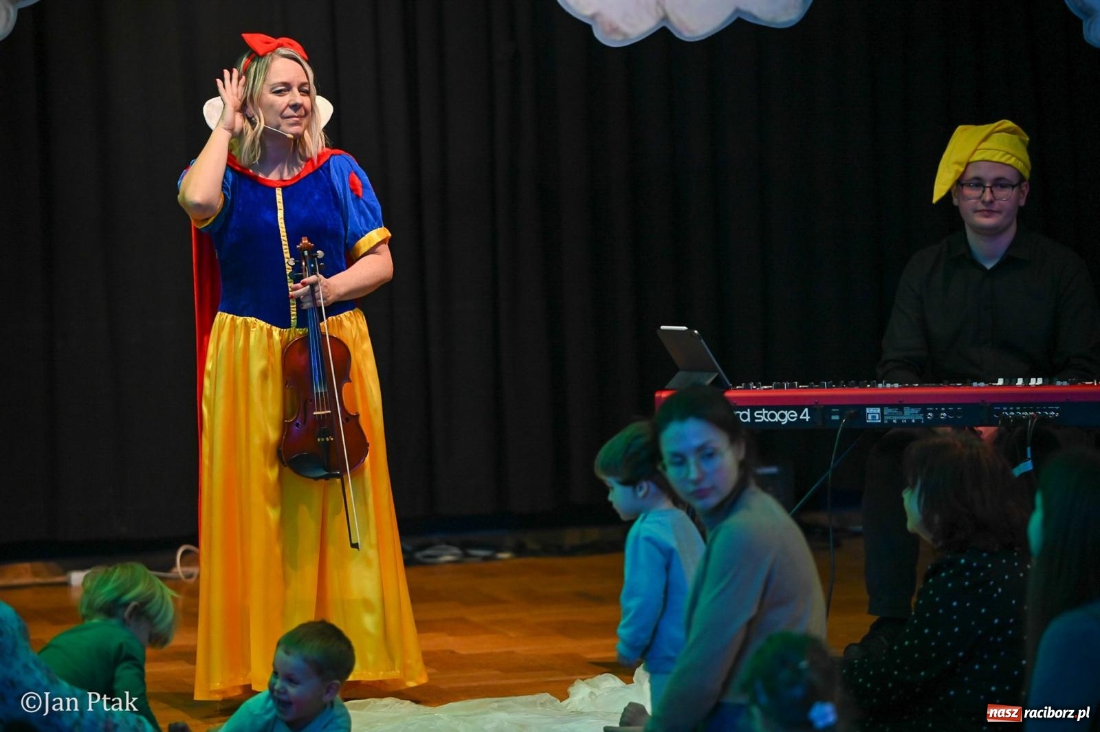 Zdjęcie w galerii na portalu naszraciborz.pl: Maluchy w krainie dźwięku. Najmłodsi poznali muzyczny świat Śnieżki i siedmiu krasnoludków wiadomości z regionu